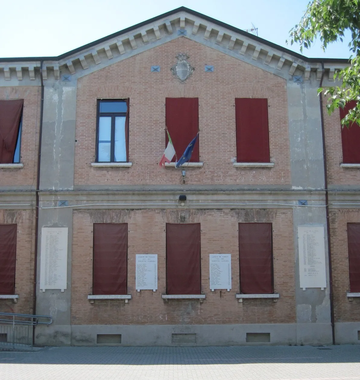 Photo showing: Scuola Elementare "Adriano Franceschini" di Porotto (Ferrara)
dedicata al maestro ( e studioso) che vi ha insegnato per tanti anni