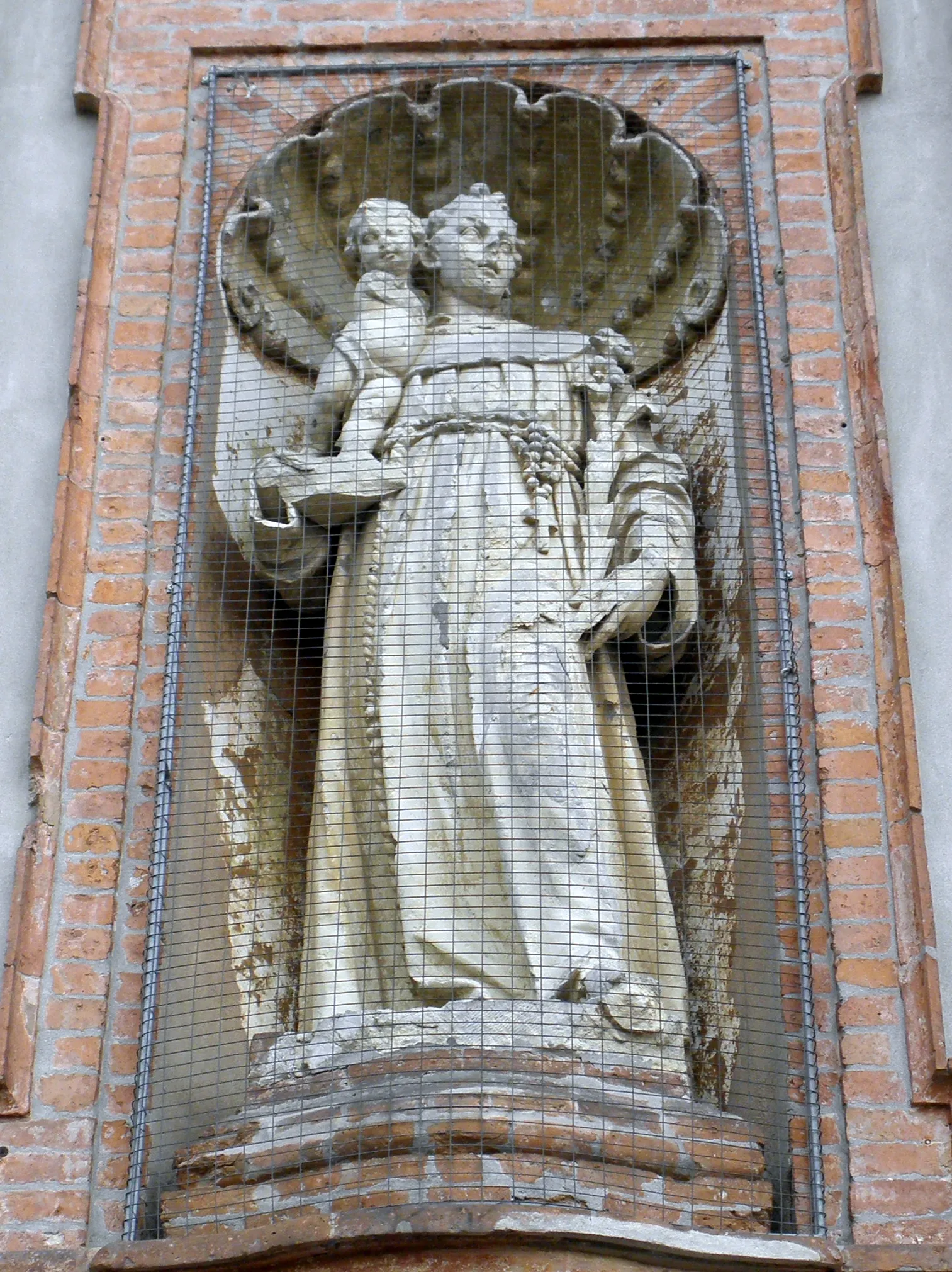Photo showing: Porotto, frazione di Ferrara: chiesa parrocchiale dei Santi Filippo e Giacomo, facciata, la statua di Sant'Antonio di Padova.