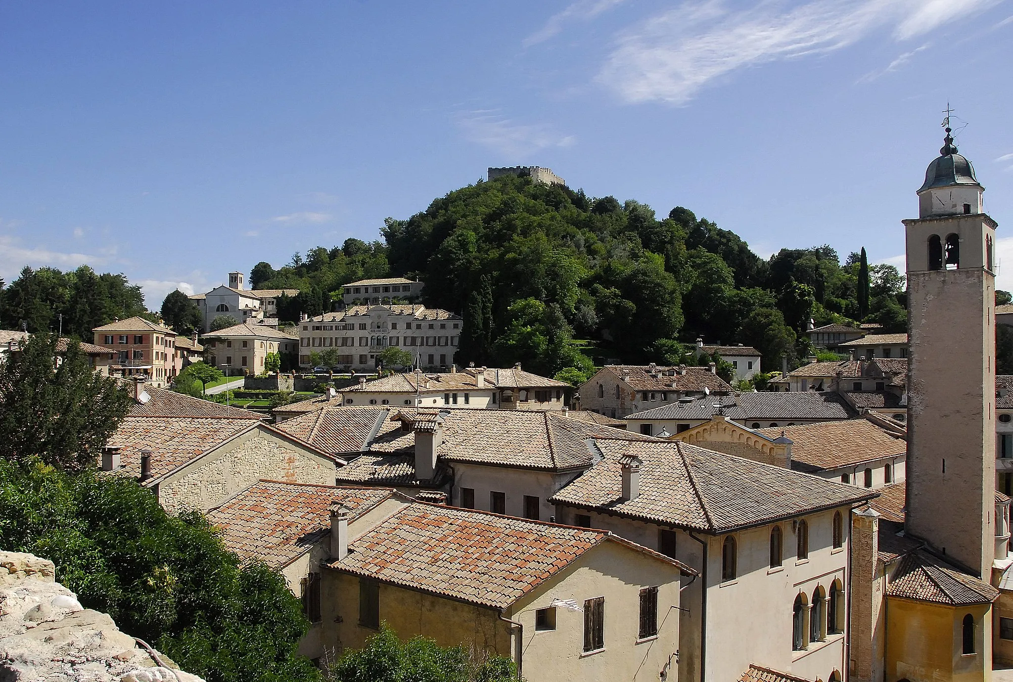 Photo showing: Asolo (TV), ITA

- La favorevole posizione e la felicità del clima fecero di Asolo un centro abitato fin dall'epoca preistorica, e in seguito un importante insediamento dei Veneti. Acelum, l'Asolo Romana attraversò un periodo di grande crescita: la città, che divenne anche municipium, si sviluppò soprattutto tra I sec. a.C. e I sec. d.C. Resti e reperti archeologici - raccolti in un'apposita sezione del Museo civico - documentano la presenza di Terme, di un Acquedotto, un Foro e un Teatro a testimonianza dell'importanza di Asolo in epoca romana. Antichissimo centro cristiano, già nel VI sec. ebbe un vescovo e mantenne la sede episcopale fino al 969 quando divenne feudo del vescovado di Treviso. A periodi alterni tra XI e XIV sec. conobbe l'egemonia di diverse potenti famiglie (Tempesta, Ezzelini, da Camino, Scaligeri, Carraresi) e, infine, di Venezia. A partire dalla fine del '300 con la dominazione veneziana, la città entrò in una fase di grande splendore: nel 1489 Venezia investì della Signoria di Asolo Caterina Cornaro, ex regina di Cipro, che diede vita ad una sfarzosa corte rinascimentale di artisti, letterati e poeti, lasciando un'indelebile impronta nell'arte e nell'ideale stesso della città. Venezia diede ad Asolo un importante riassetto urbano e la legò a sé e alla propria aristocrazia in maniera imprescindibile fino alla caduta della Serenissima. "Asolo è Venezia e Venezia è Asolo" si dice da queste parti, a sottolineare un'affinità di atmosfera che si manifesta nell'architettura come nello spirito. Nel 1797 vi fece il suo ingresso Napoleone. Nell'Ottocento con la dominazione austriaca Asolo fu interessata da riforme delle istituzioni civili e da un programma di opere pubbliche, come ad esempio la ristrutturazione del teatro Duse. Infine nel 1866 entrò a far parte del Regno d'Italia. Curioso scrigno dei fatti della storia asolana del XIX sec. è l'antico orologio a pendolo nascosto dietro il bancone di un'enoteca in via Browning, in prossimità del Teatro dei Rinnovati: qui vi sono annotate le date della storia cittadina a partire dagli inizi dell'Ottocento.