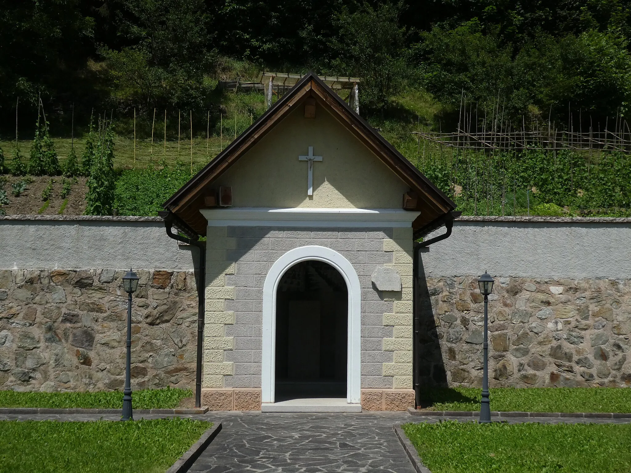 Photo showing: Cemetery of Pieve (Primiero San Martino di Castrozza, Trentino, Italy) - Former war cemetery - Small chapel