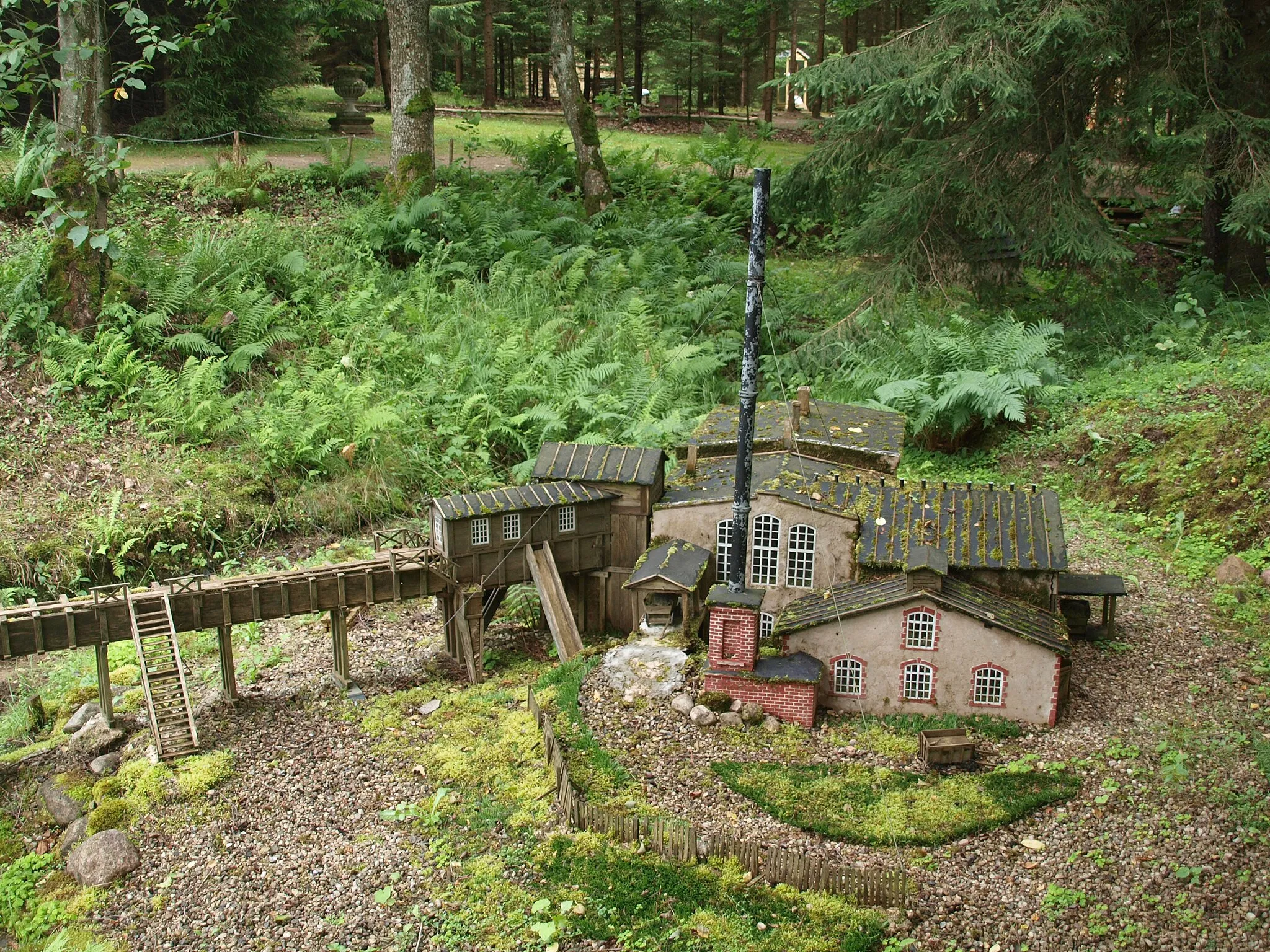 Photo showing: Miniaturmodell der ersten Papiermühle in Ligatne, die „Handfabrik“, im Vienkoču Park, Lettland