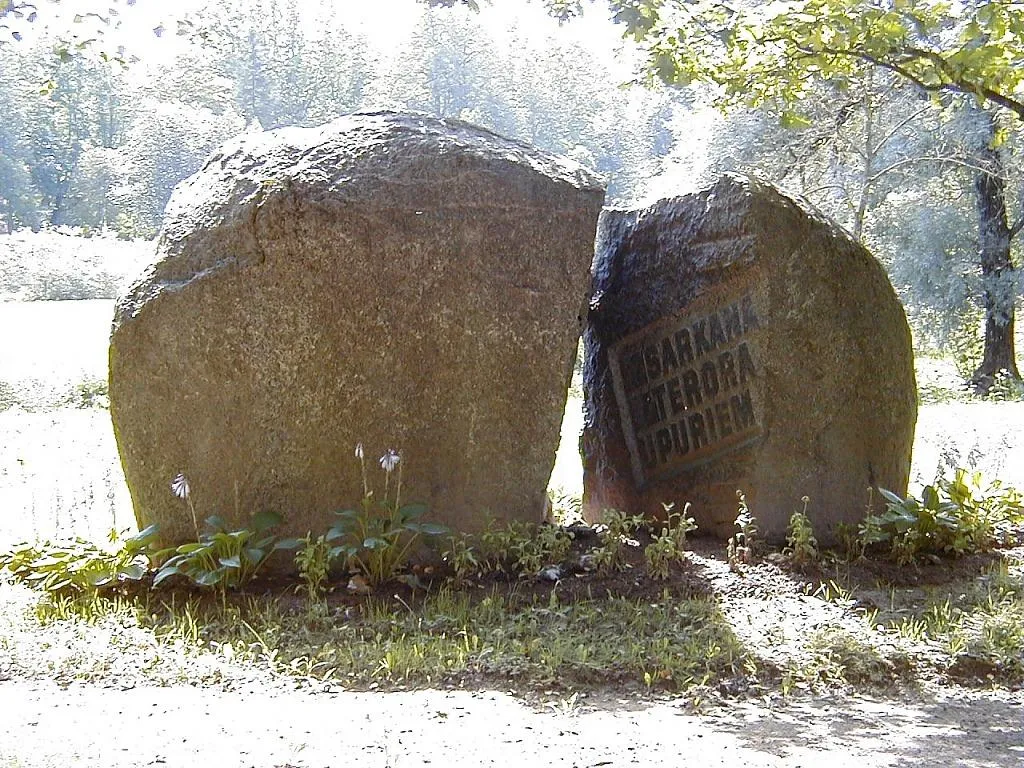 Photo showing: Naukšēni, piemineklis represētajiem 2000-08-05