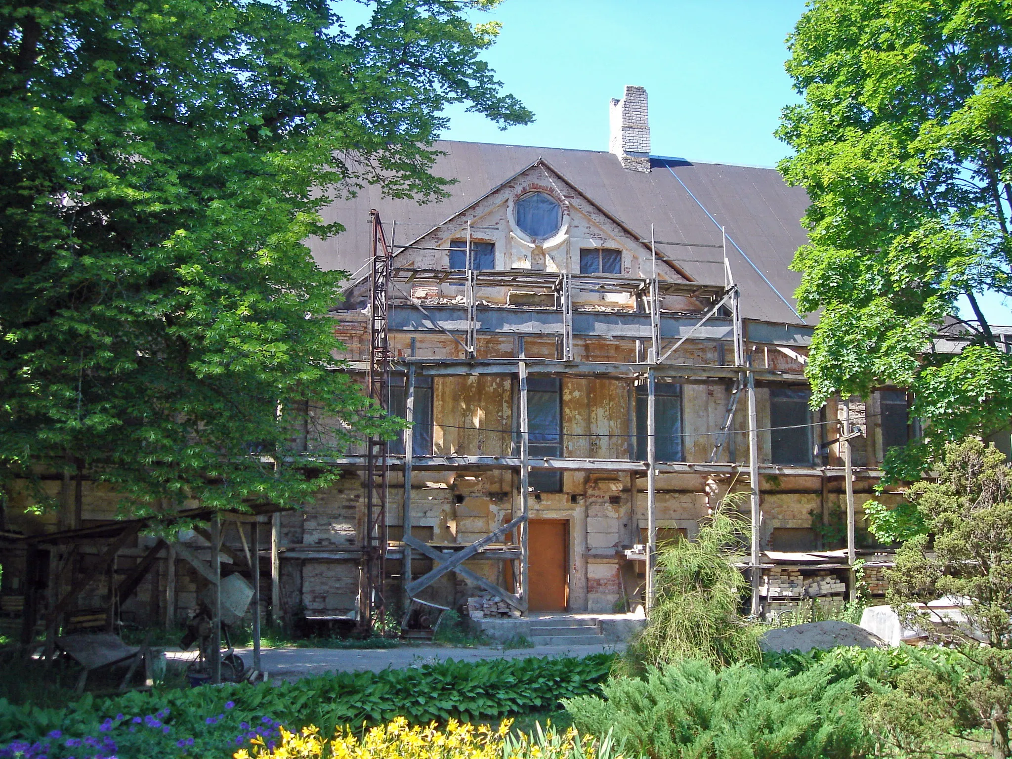 Photo showing: Apgulde manor in renovation