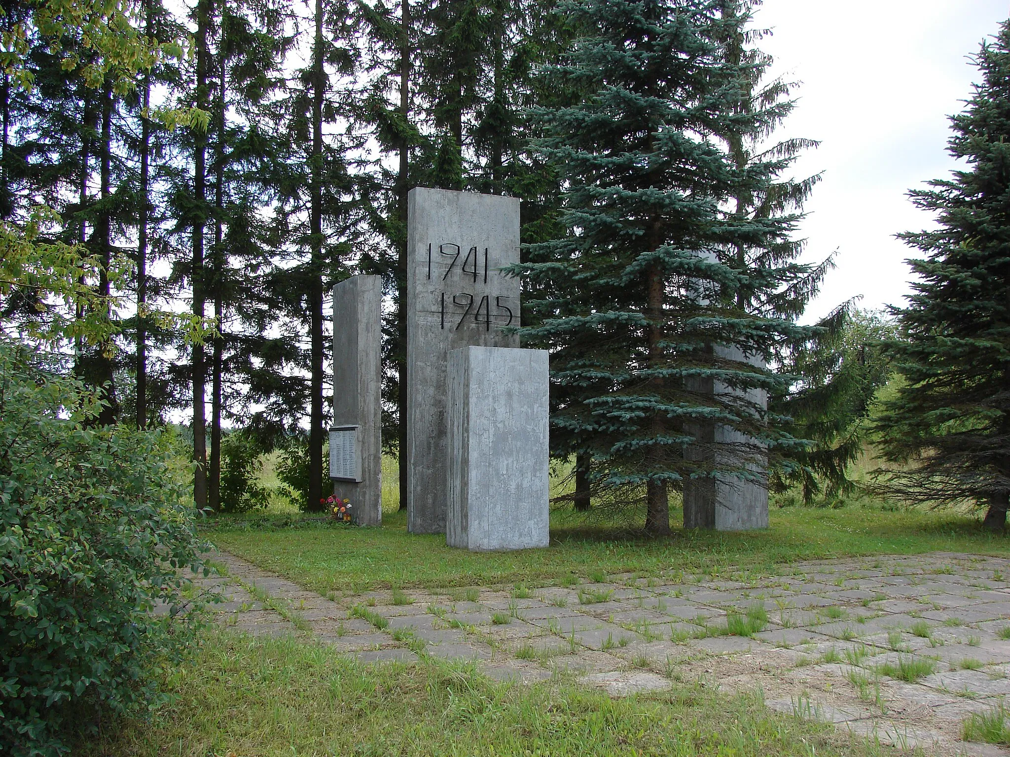 Photo showing: Piemineklis Sarkanajā armijā kritušajiem Briģu iedzīvotājiem, Briģi, Briģu pagasts, Ludzas novads, Latvia