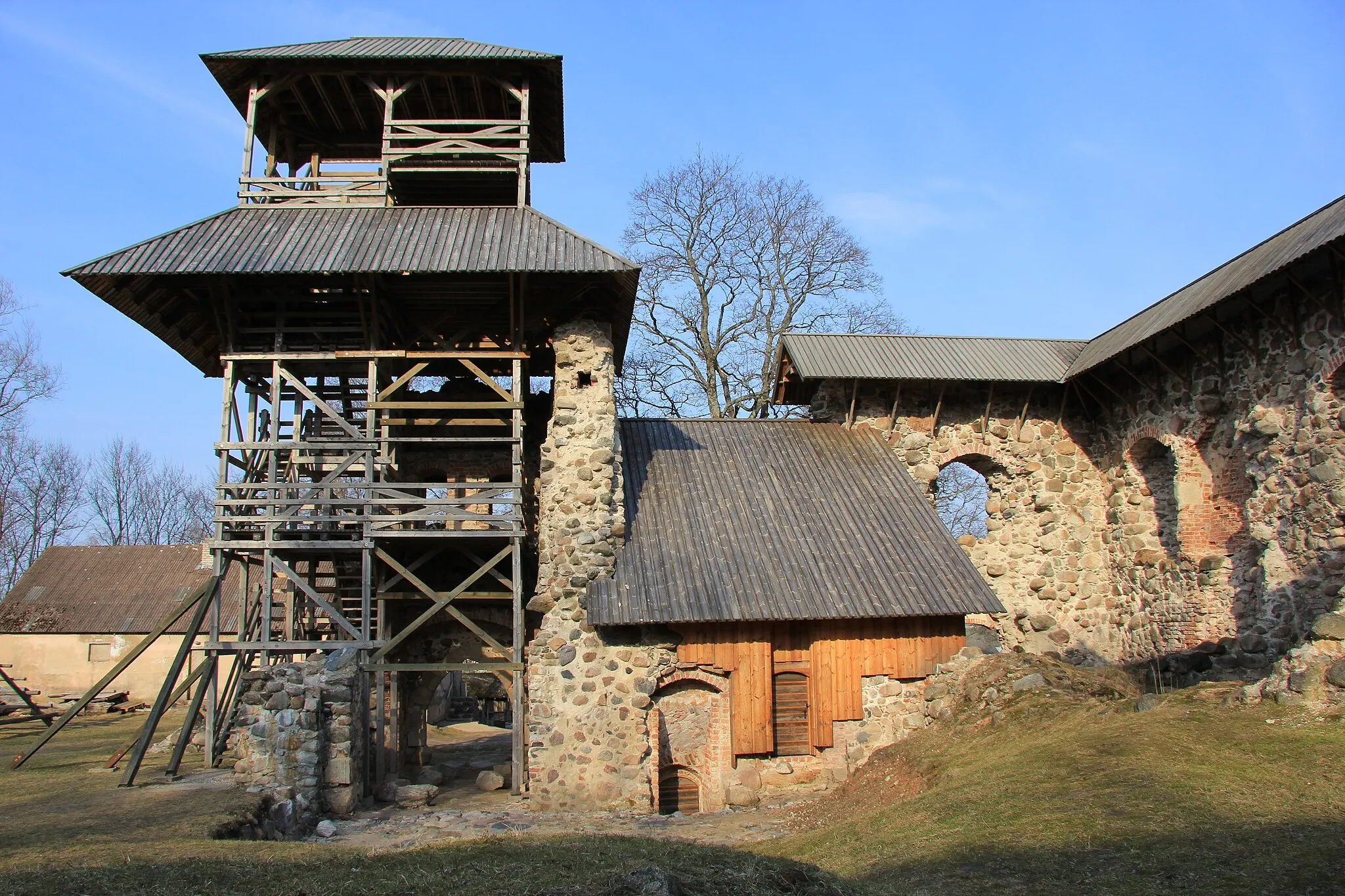 Photo showing: Limbažu viduslaiku pilsdrupas un skatu tornis.Limbazi Medieval Castle Ruins and Panorama Tower