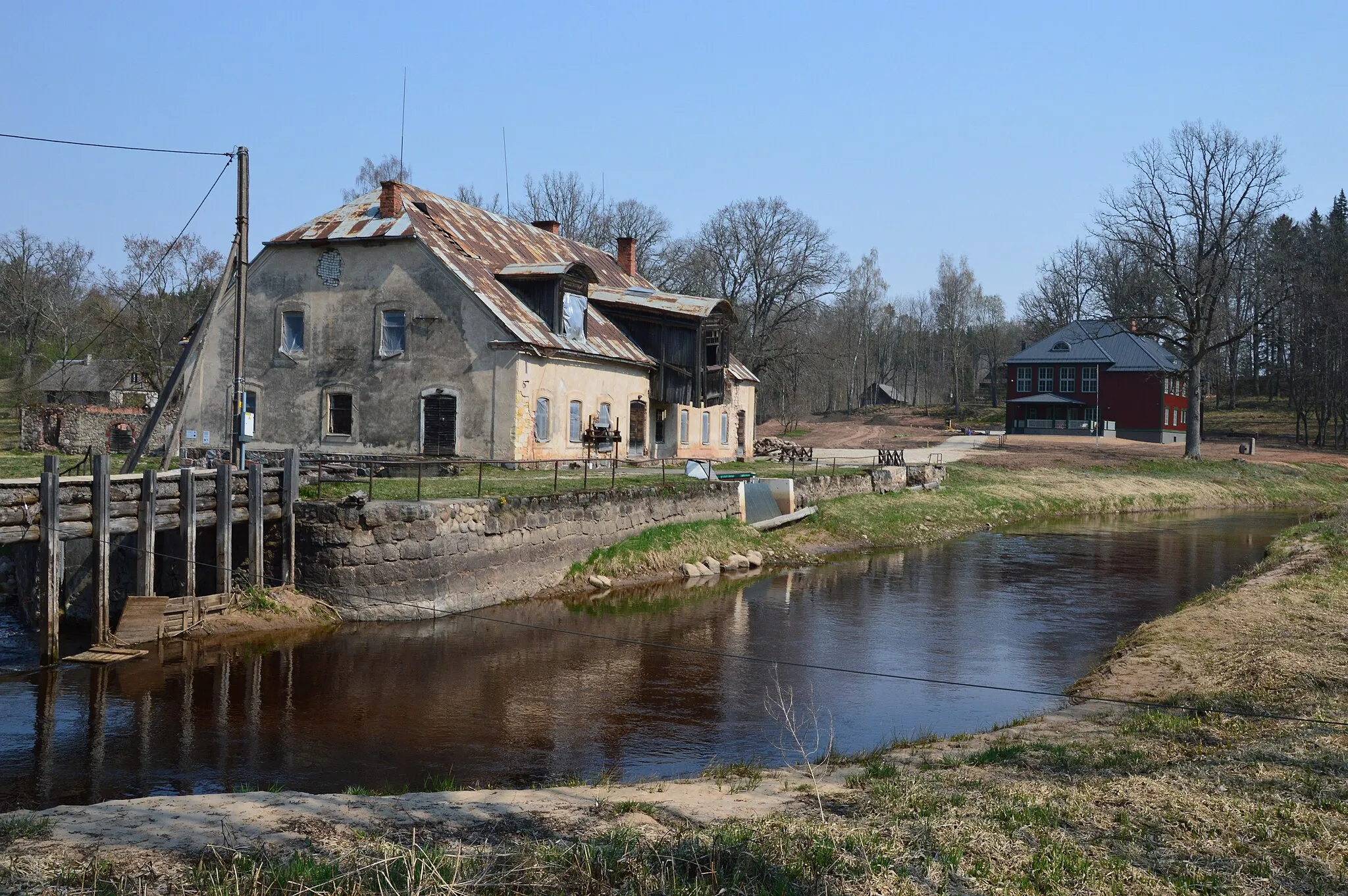 Photo showing: Vastse-Roosa veski ja veskipais. Kaugemal on näha ka endine koolimaja.