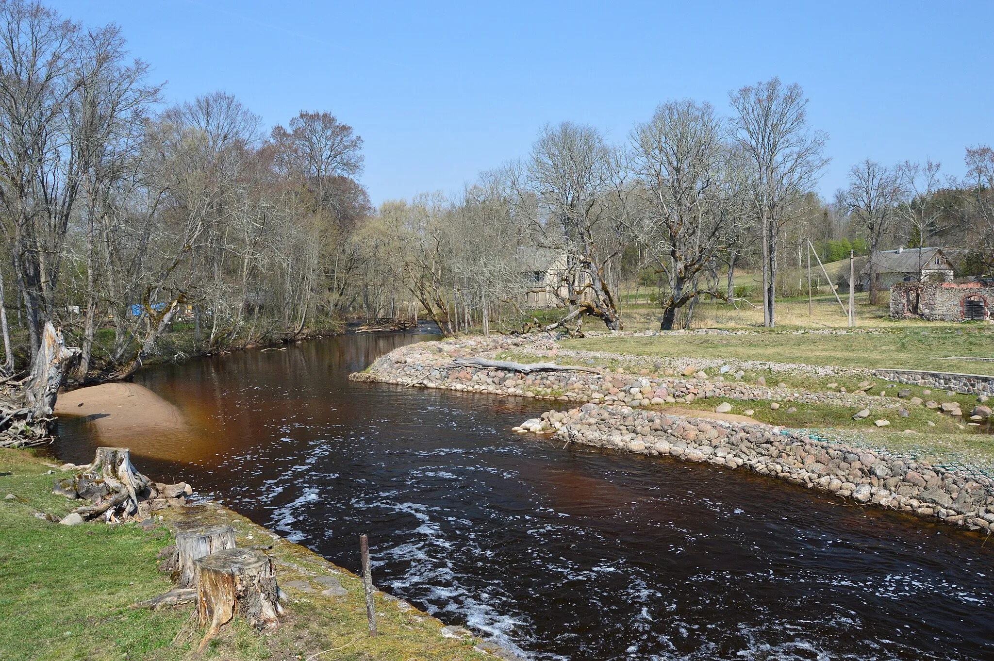 Photo showing: Vaidva jõgi vahetult Vastse-Roosa veskitest allavoolu.