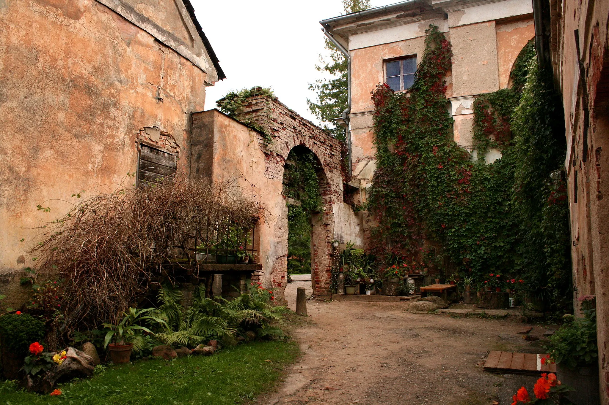 Photo showing: Estate Buildings near Laidi Palace