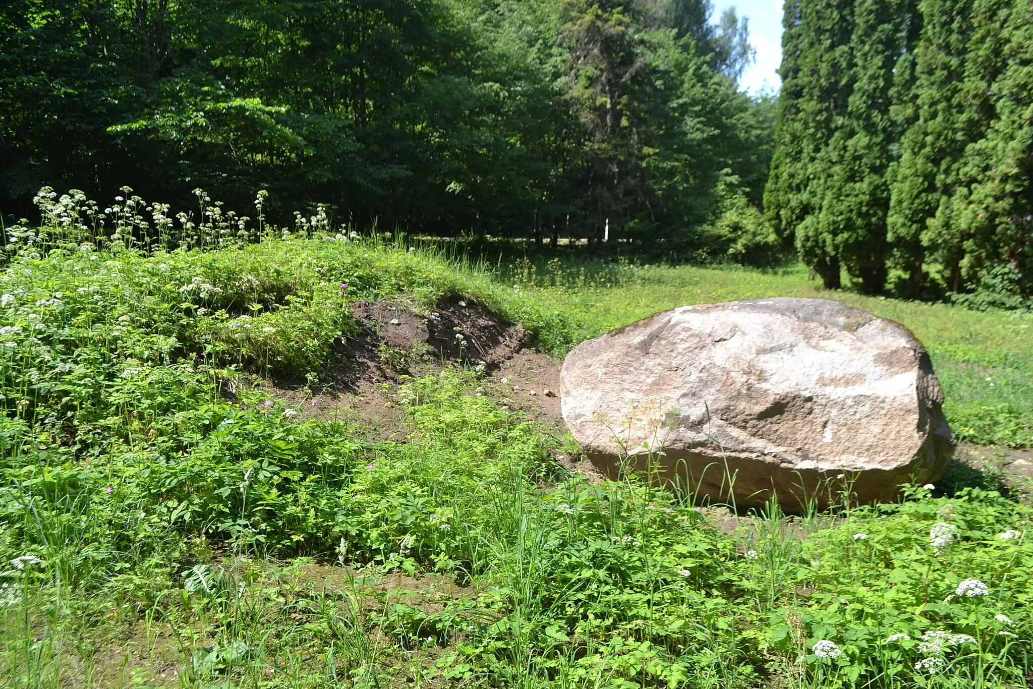 Photo showing: Поваленный памятный камень советским воинам и партизанам в посёлке Даудзесе в Латвии