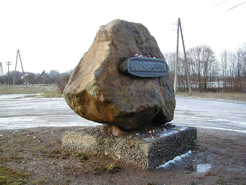 Photo showing: Dursupes dibināšanas piemiņas akmens 1999-11-26