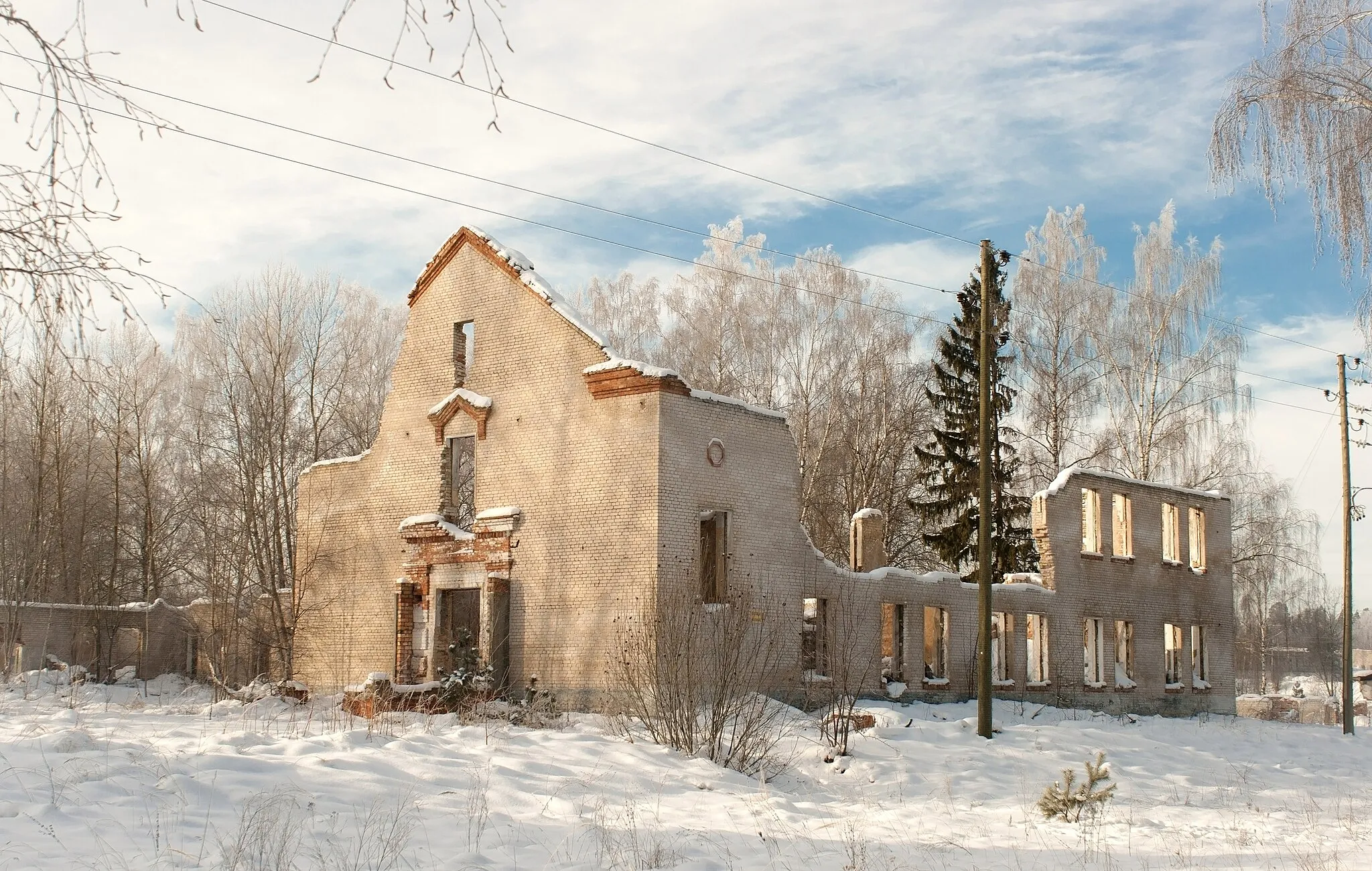 Photo showing: Ruins of former Soviet Army Officers House in now abandoned military settlement Dobele-2 (Gardene)