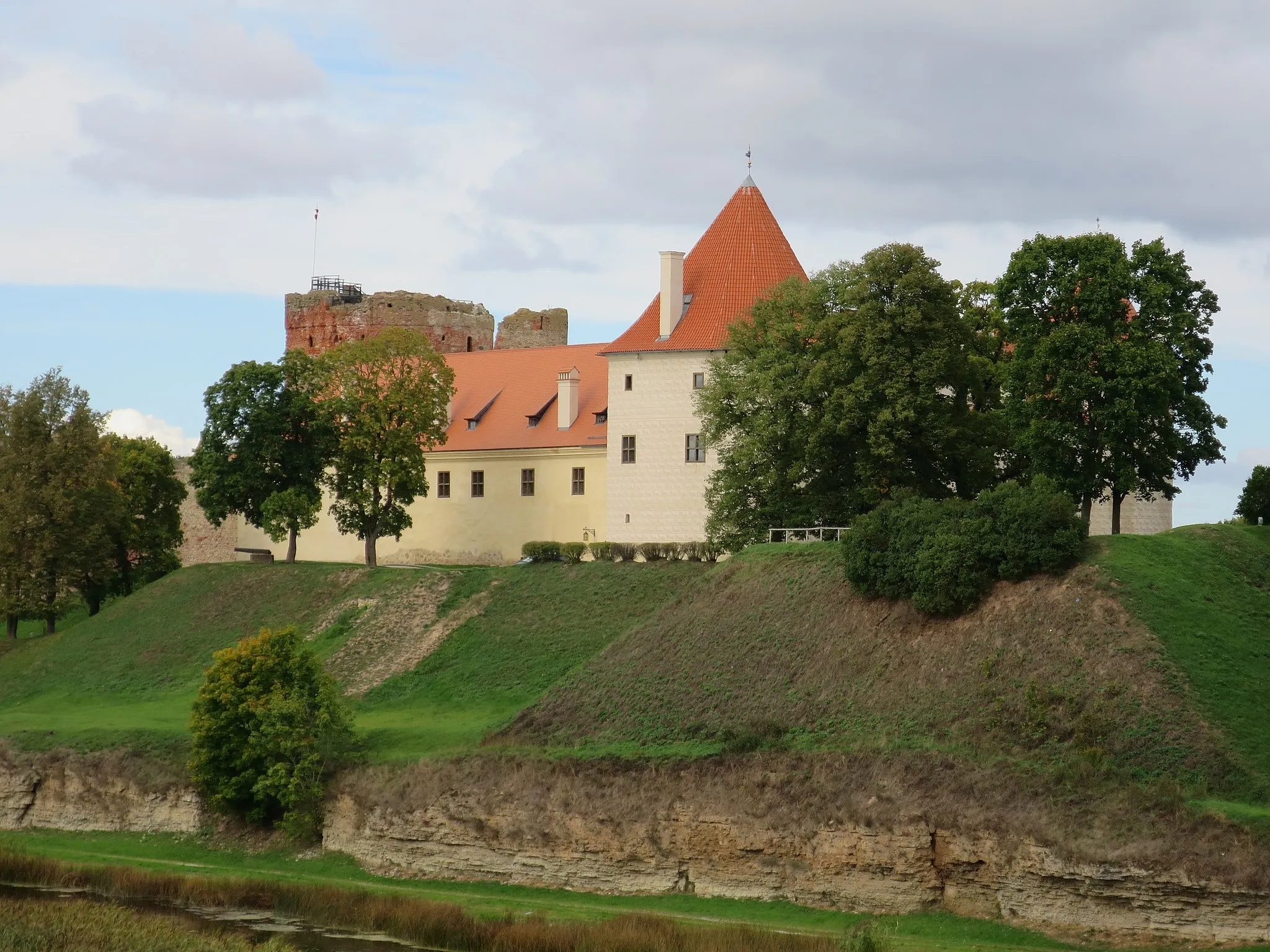 Photo showing: Medieval castle in Bauska (Latvia).