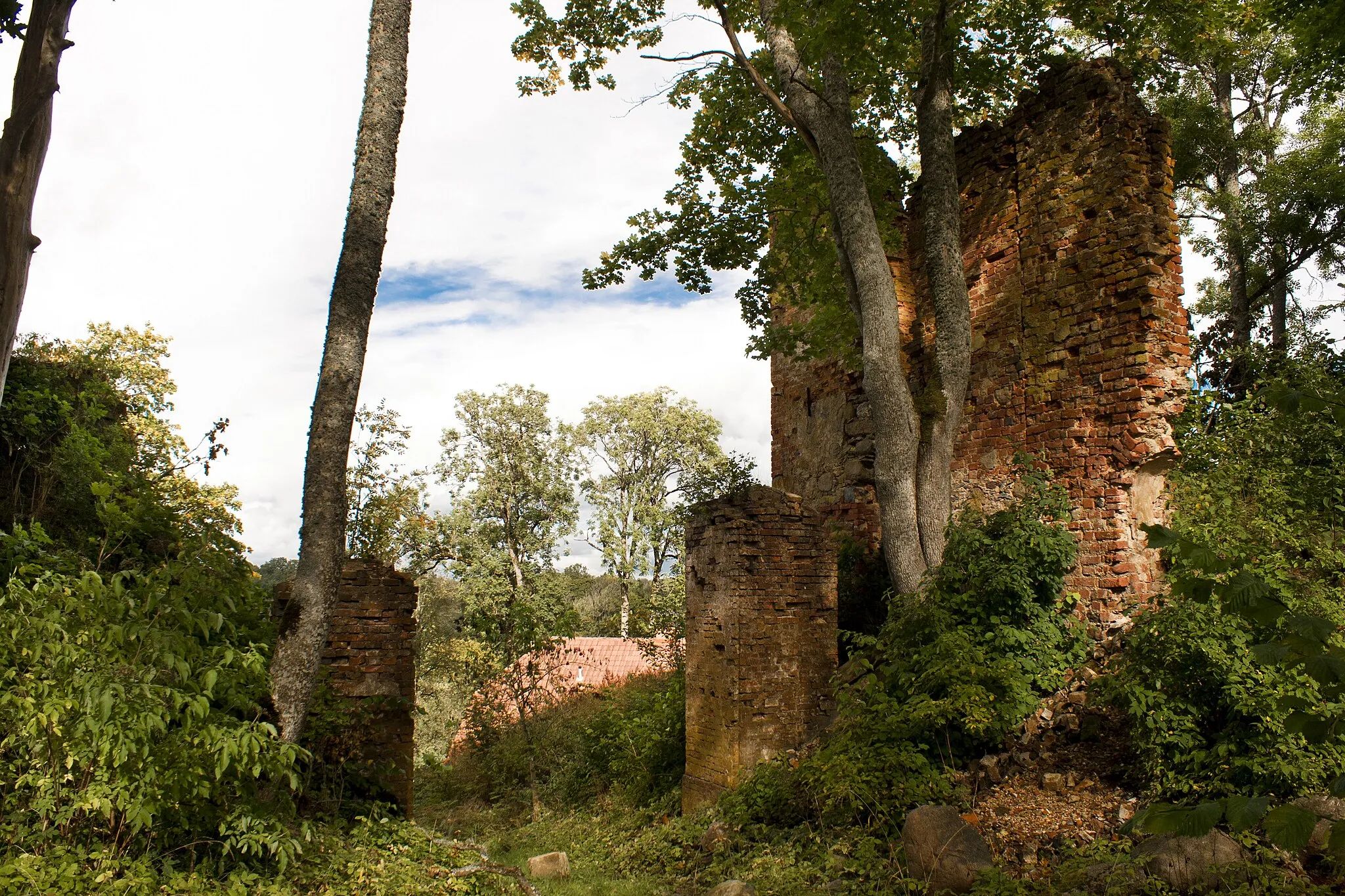 Photo showing: Embūte medieval castle ruins, Latvia.