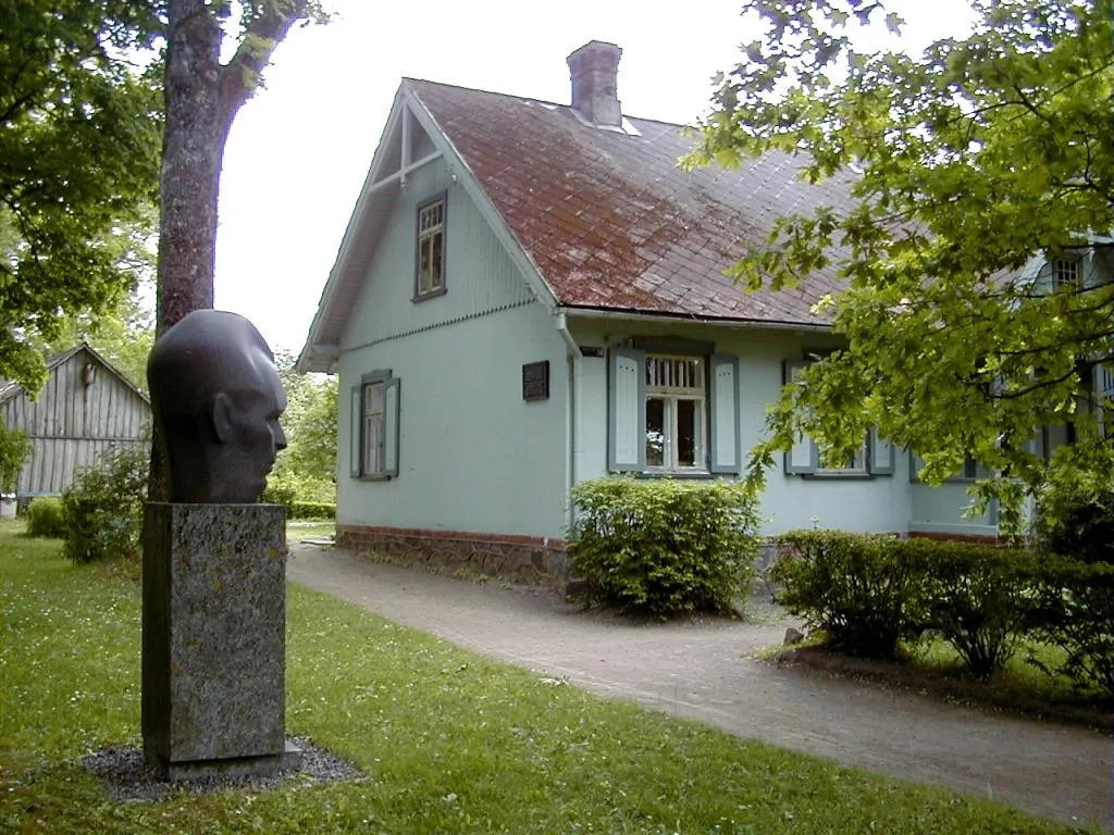 Photo showing: Skrīveri, A. Upīša memoriālā māja 2000-05-28