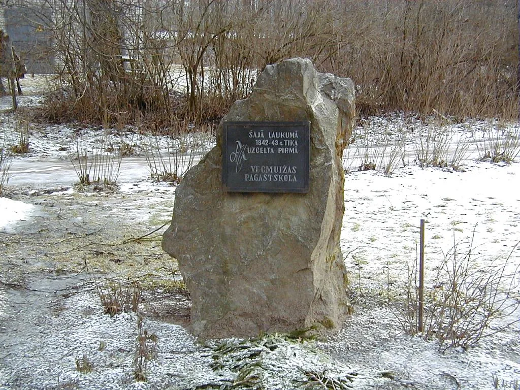 Photo showing: Vecumnieku skolas piemiņas akmens 2001-02-11