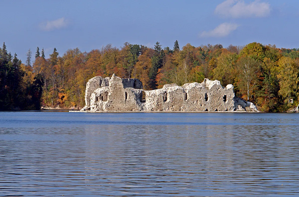 Photo showing: Ruins of Koknese medieval castle from the opposite bank of Daugava