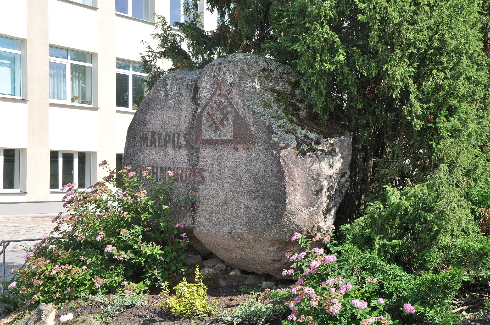 Photo showing: Akmens ar uzrakstu "Mālpils tehnikums", Mālpils, Mālpils pagasts, Mālpils novads, Latvia
