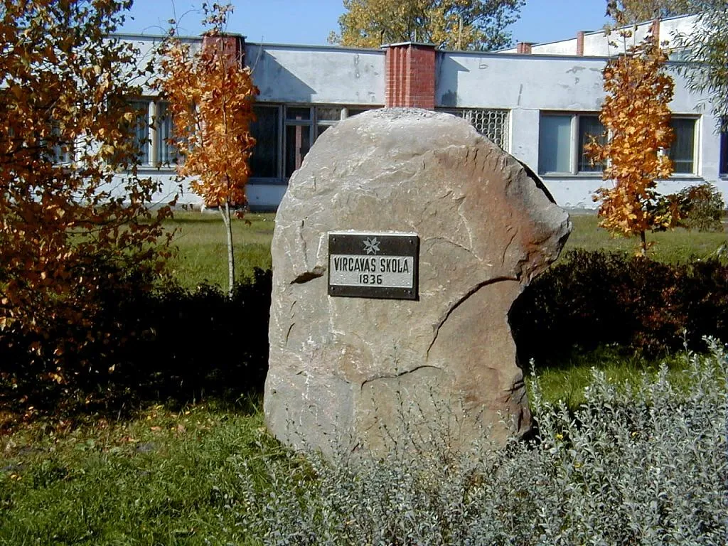 Photo showing: Vircavas skolas dibināšanas piemiņas akmens 2000-10-06
