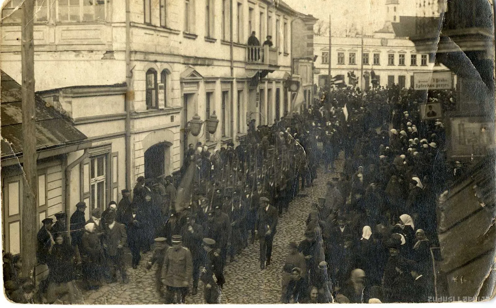 Photo showing: The march of soldiers mobilized by the Latvian Provisional Government along Jūras Street in Limbaži in 1919.