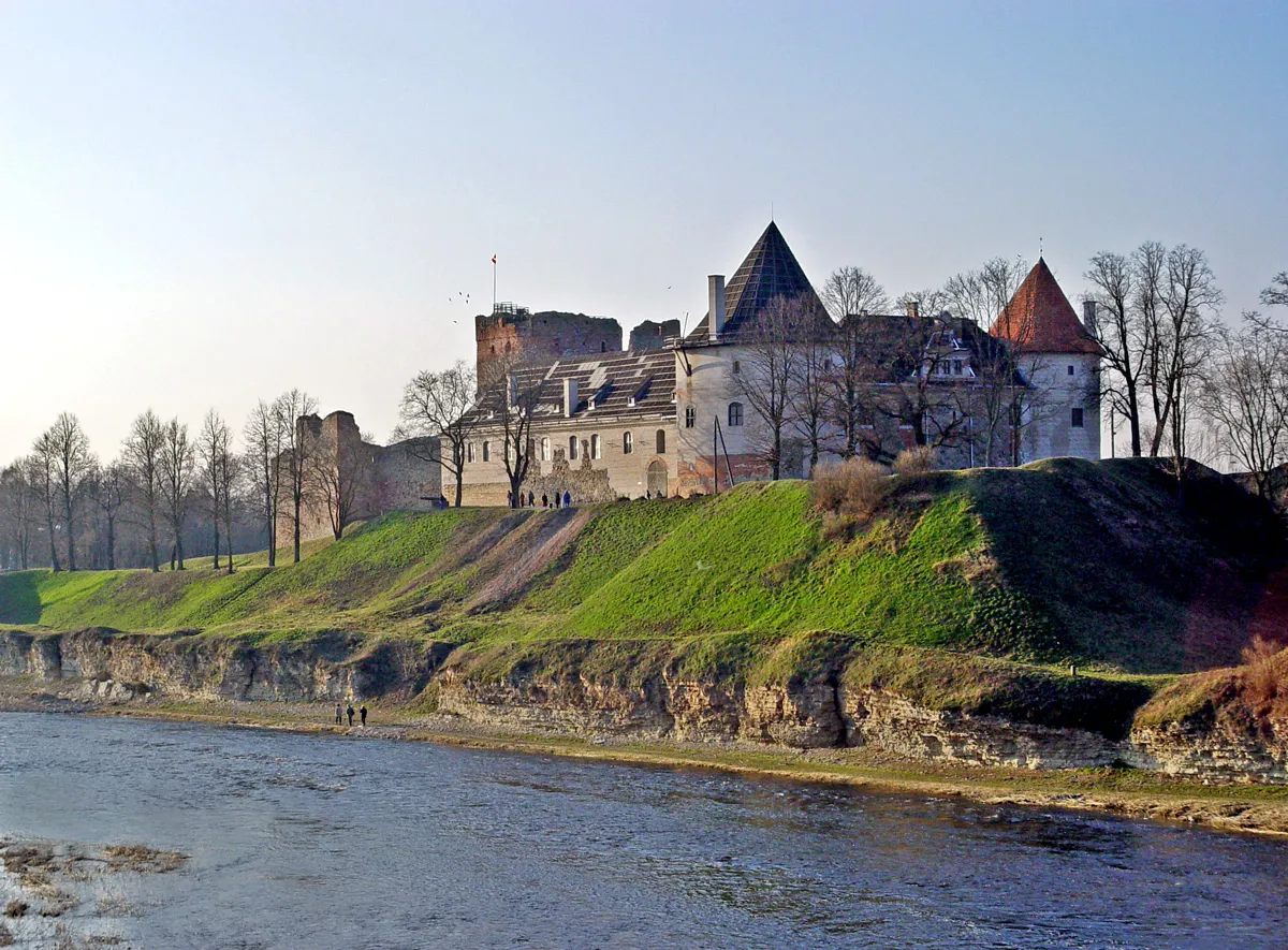 Photo showing: Bauska Castle from the opposite bank of Mūša River, Latvia.