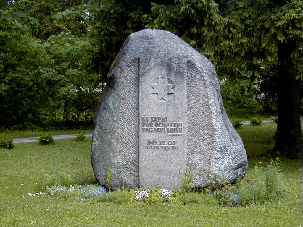 Photo showing: Lēdmane, piemiņas akmens represētajiem 2000-05-28