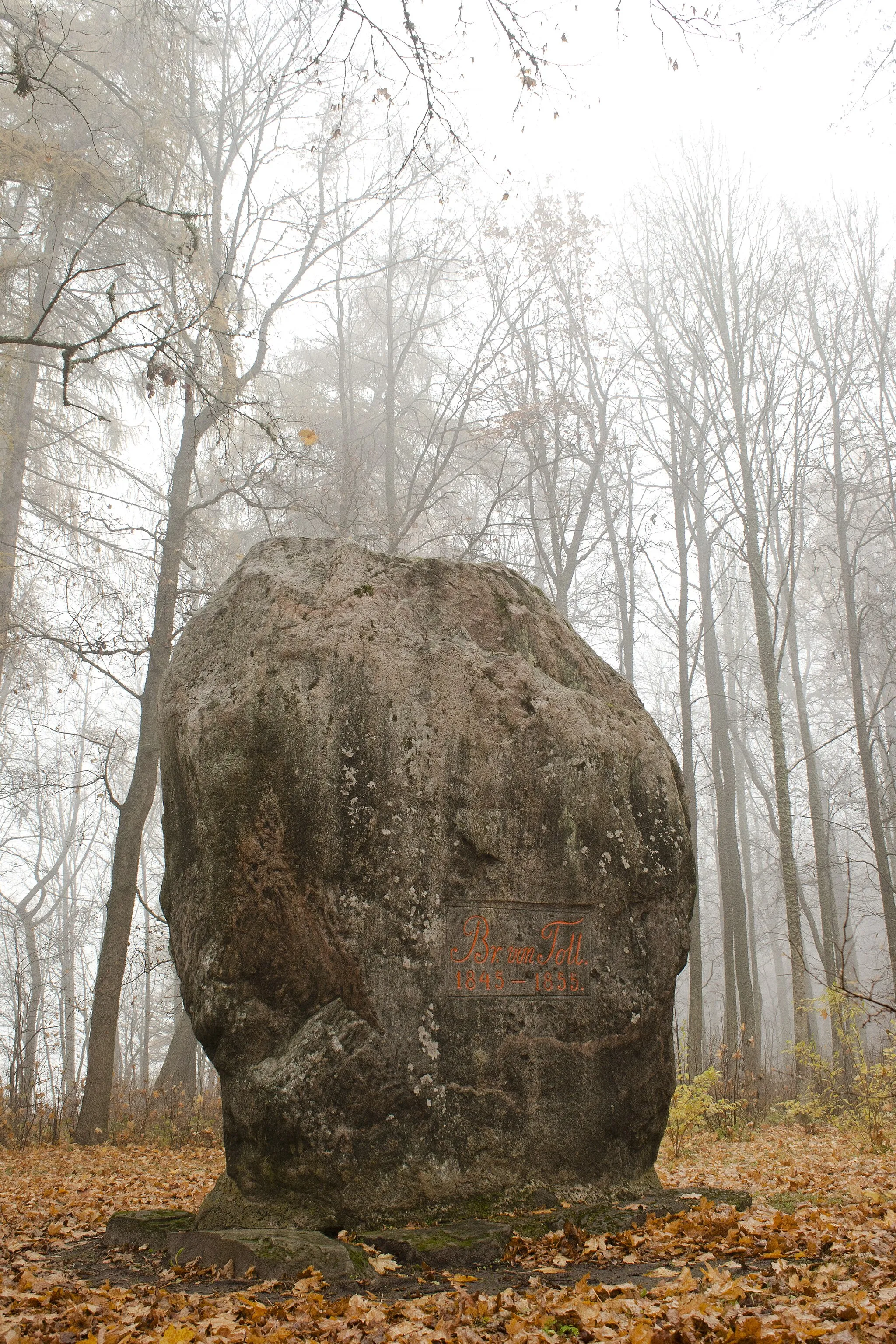 Photo showing: Ezere. A stone "Vadakstes Valdnieks"