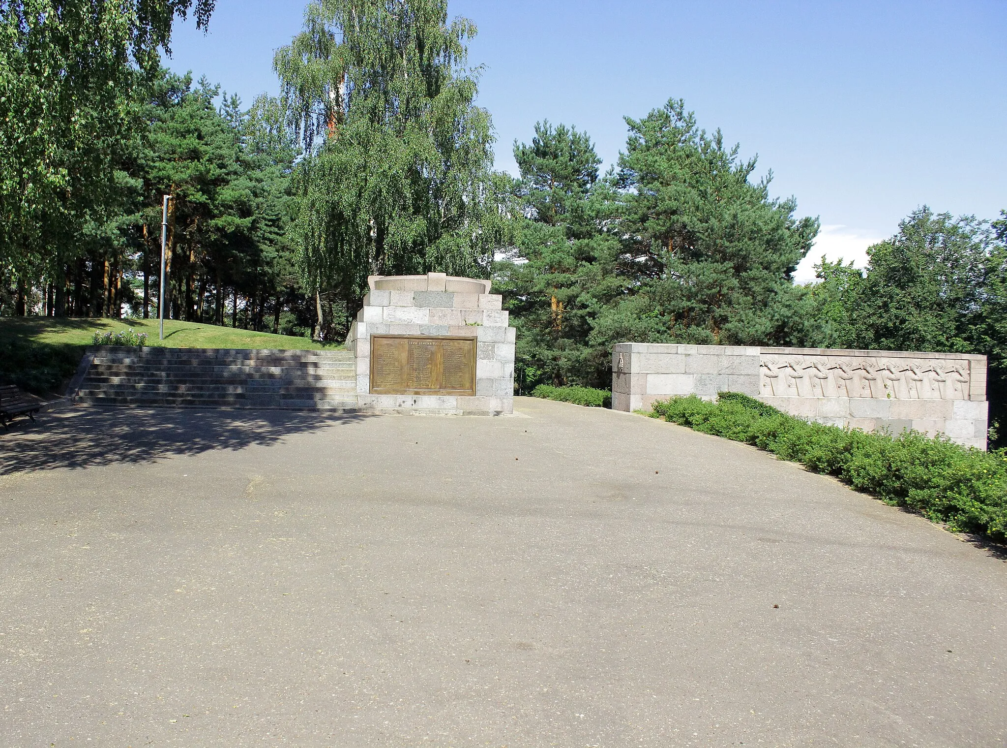 Photo showing: Monument to the 6th Riga Infantry Regiment. Sudrabkalniņš. Nationally listed art monument № 7385.