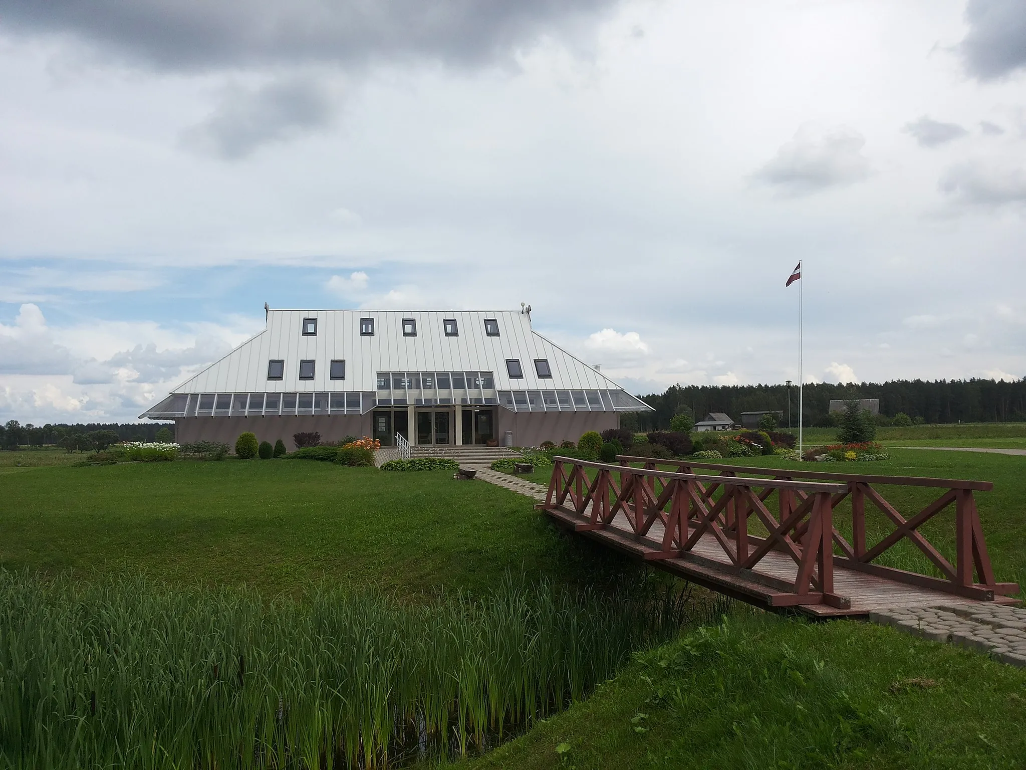 Photo showing: Meeting house in Latvia, Plāņi parish, Jaunklidzis. Built in 2015. Historical prototype of Jaunklidzis meeting house, was built in Plāņi parish, Jaunmežuļos in 1785. The building was mooved in 1940 to Latvian Ethnographic Open Air Museum.