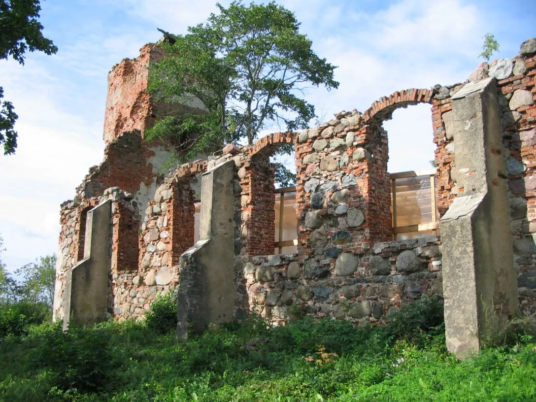 Photo showing: Gramzdas baznīcas drupas