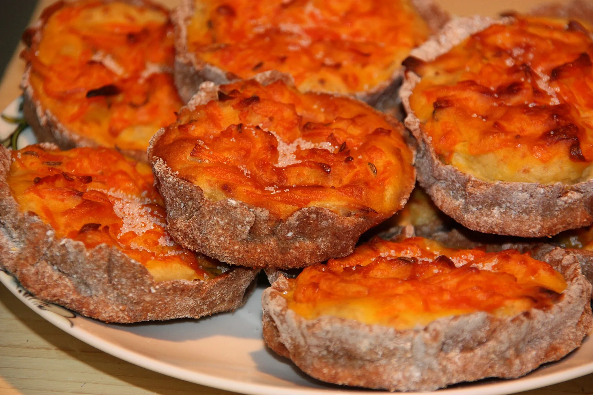 Photo showing: The sklandrausis, a small, almost bite-sized pie made of rye flour with a filling of potatoes and carrots, a unique dish from the western part of Latvia, Kurzeme, has received a “Traditional Speciality Guaranteed” designation from the European Commission.