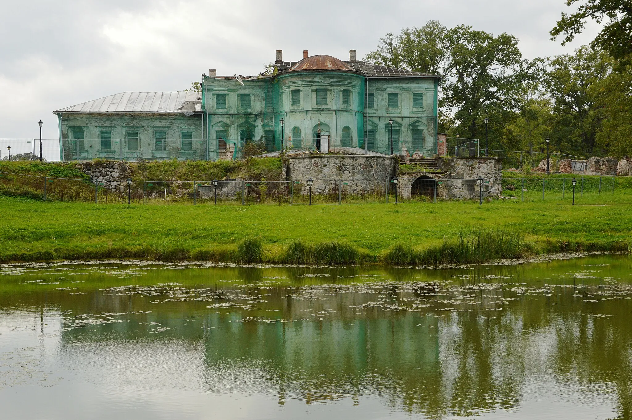 Photo showing: Vana-Gulbene mõis, avariilises seisukorras olev Balta pils ehk Valge loss.