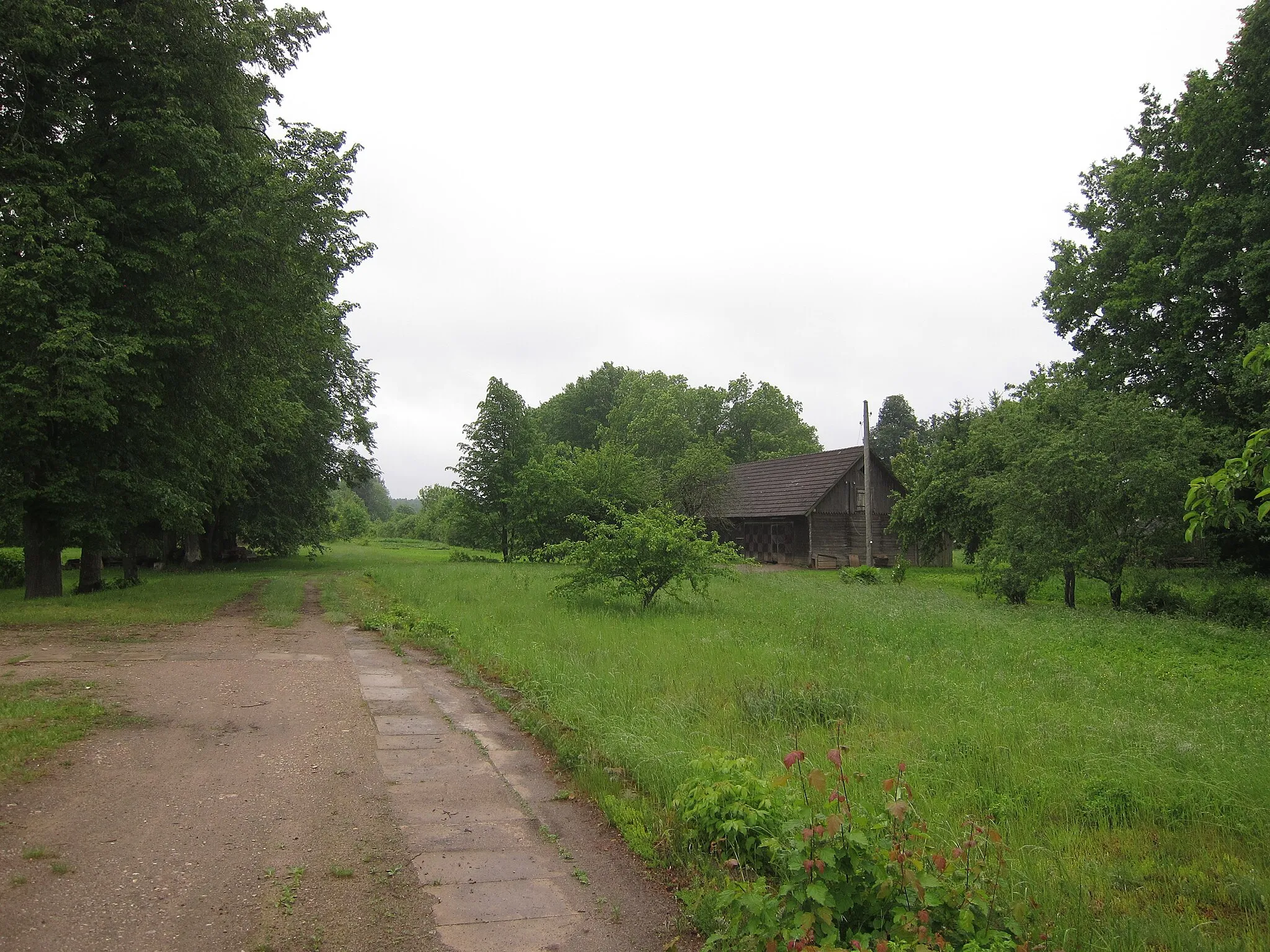 Photo showing: Meirānu stacijas perons, sliežu ceļu atrašanās vieta un saimniecības ēka.