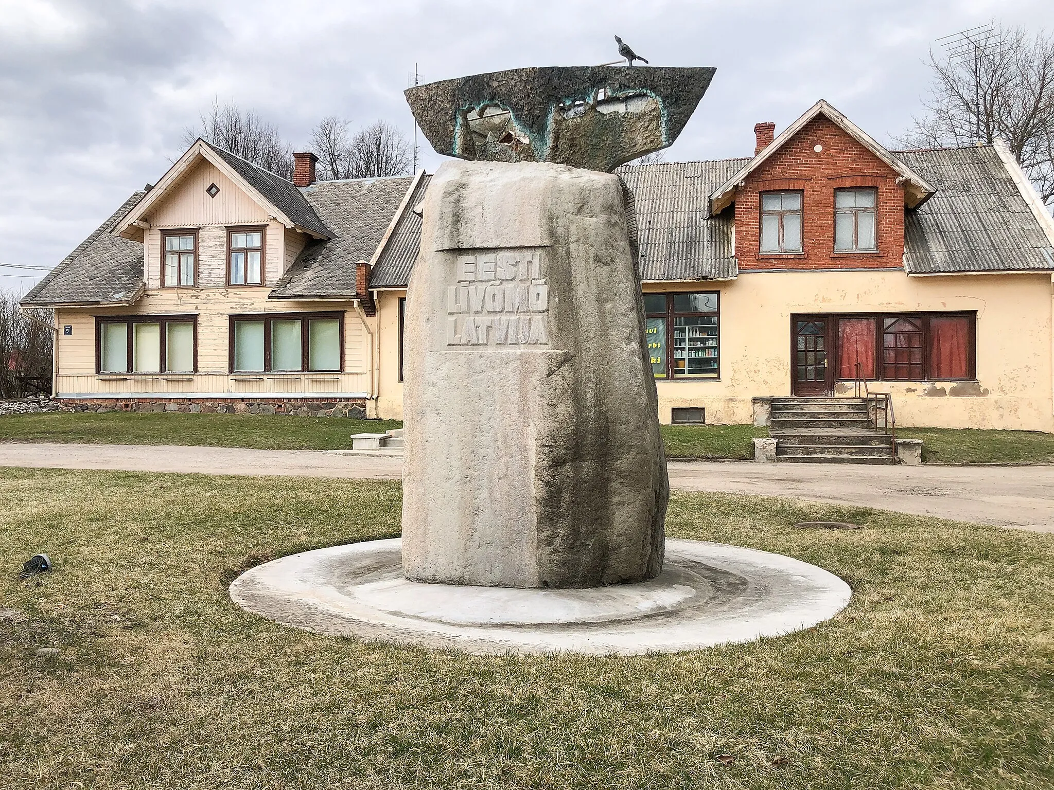 Photo showing: A boundary marker between the Latvians, Livonians, and Estonians. Monument is built in July 2004. Sculptors: Zigrīda-Džoana Rapa and Juris Rapa.