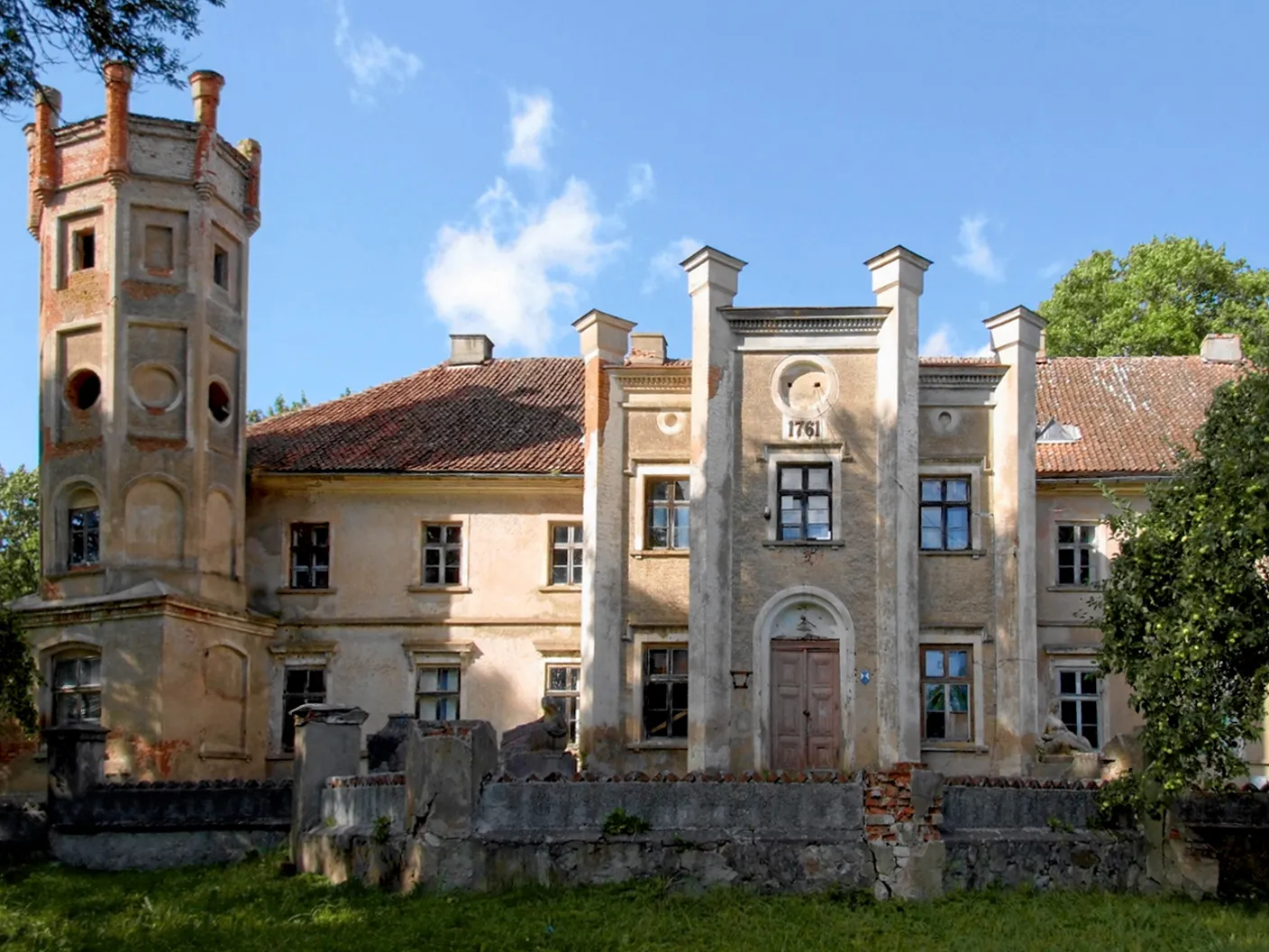 Photo showing: Šķēde Manor (Latvian: Šķēdes muižas pils) is a manor house in the historical region of Zemgale, in Latvia. It was completed in 1761 and rebuilt in the 19th century in the Gothic Revival style. During the Second World War, it served as a German army hospital.