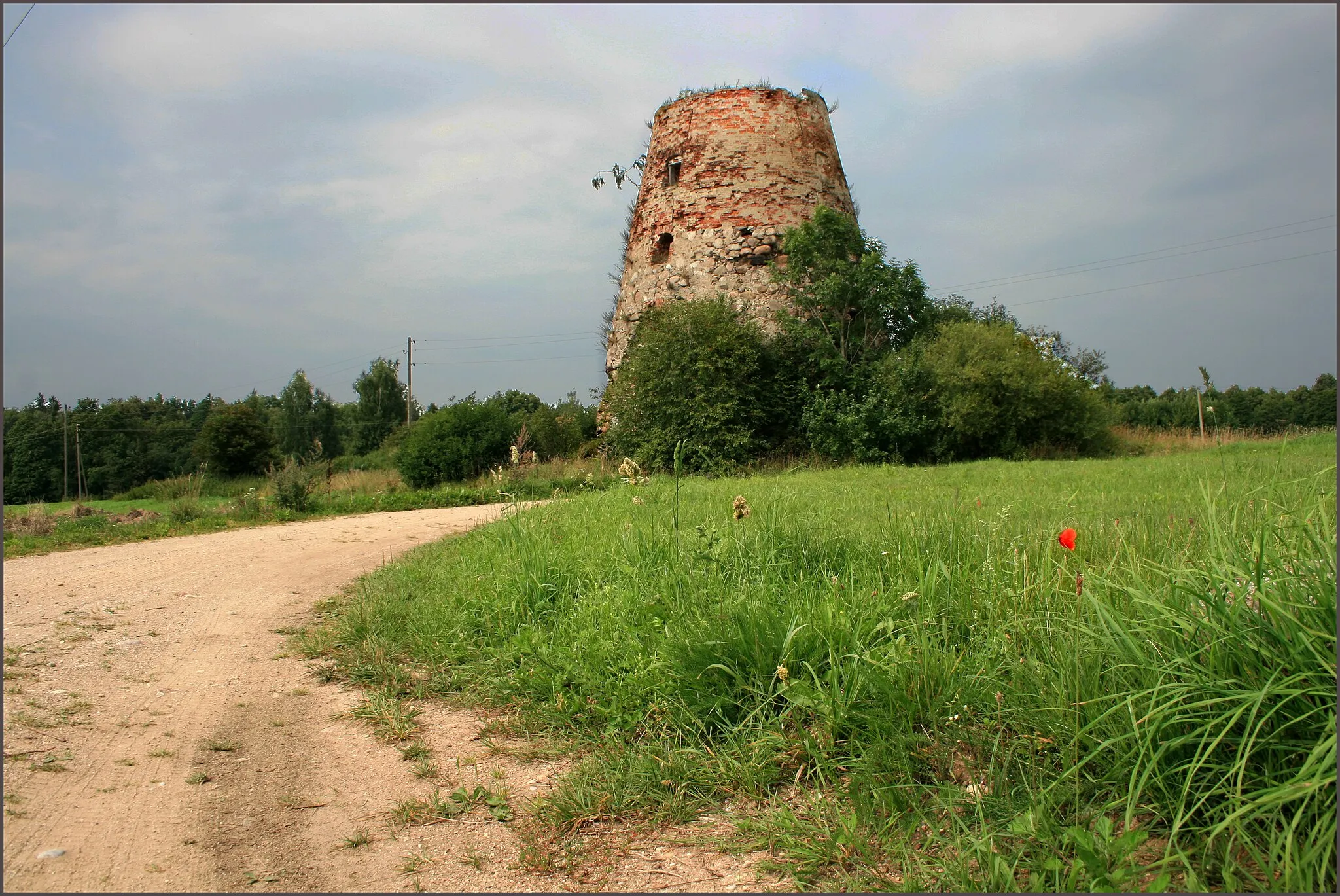 Photo showing: Abandoned windmill near Ruba, Latvia