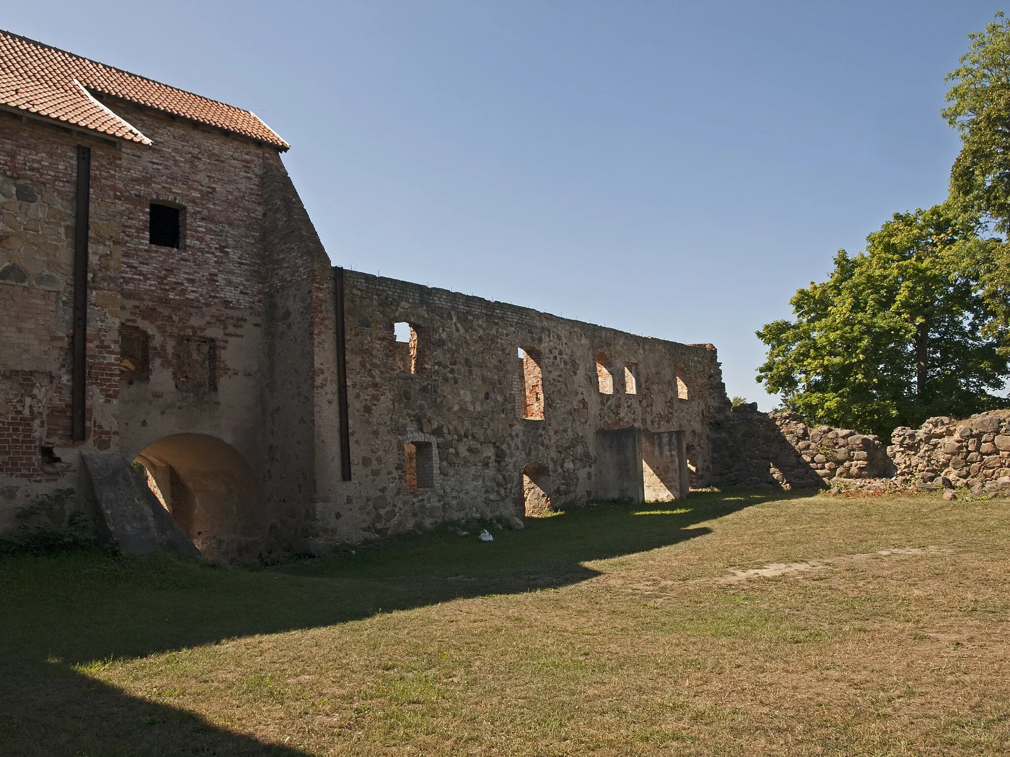 Photo showing: Walls of Aizpute castle