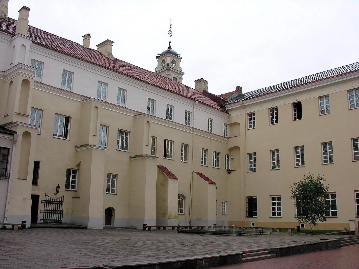 Photo showing: Vilniaus universiteto biblioteka iš Sarbievijaus kiemo pusės 2006 m. rugpjūčio 10 d.