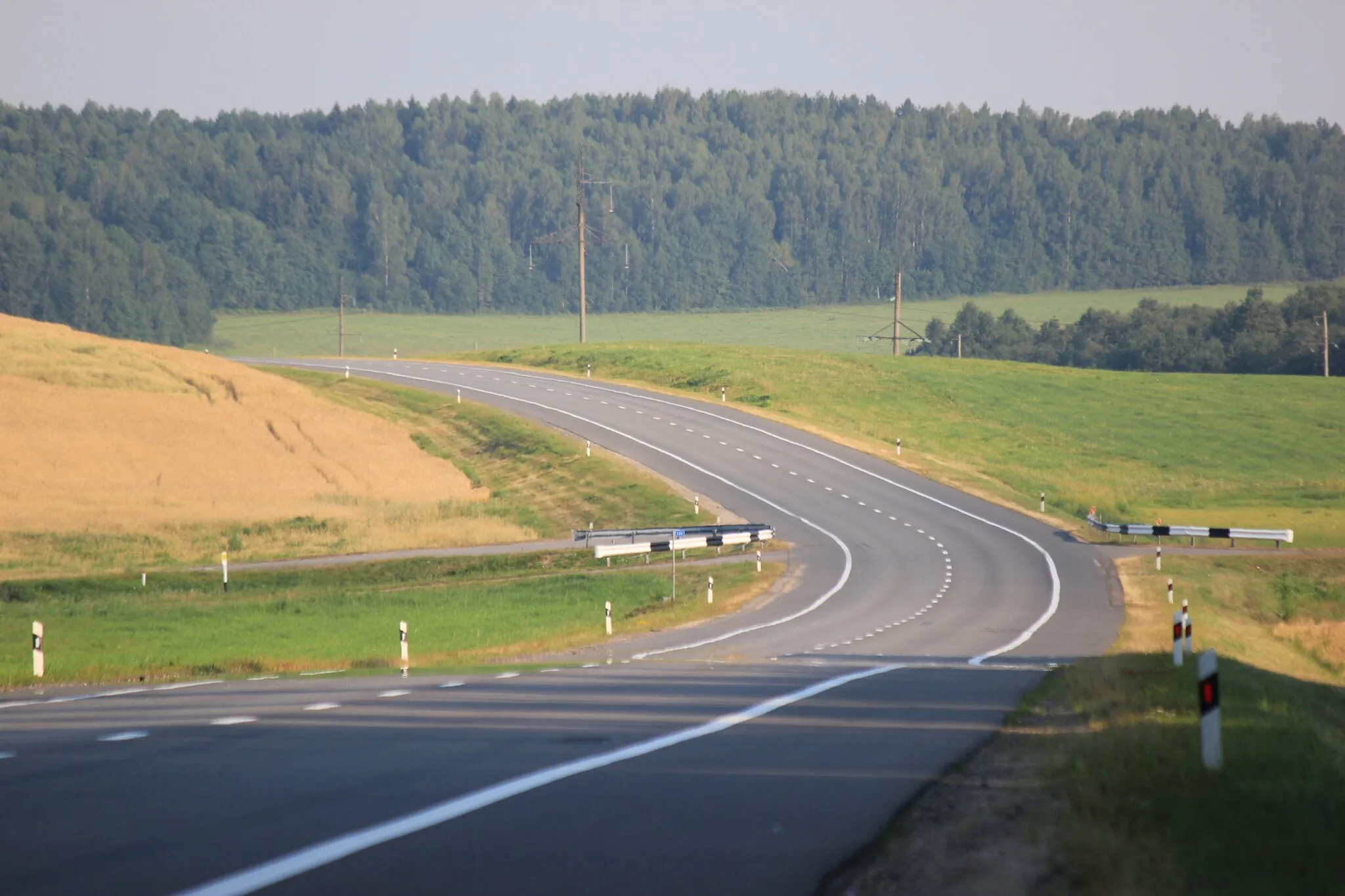 Photo showing: Fernstraße M7 von der litauischen Grenze nach Aschmjany, Belarus.