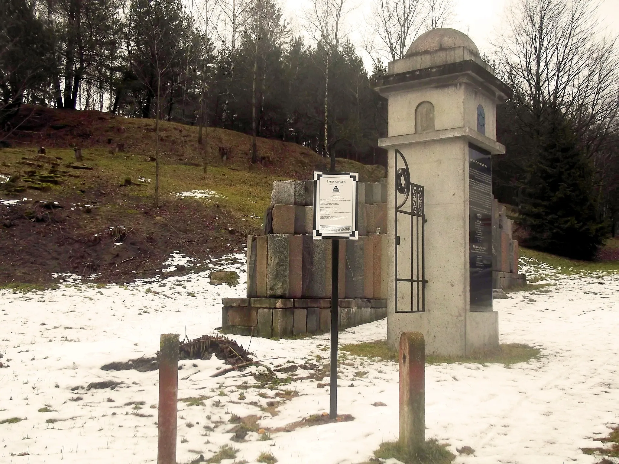 Photo showing: View of Užupis Jewish Cemetery and a memorial which was constructed in 2004. Cemetery operated 1830 - 1948.