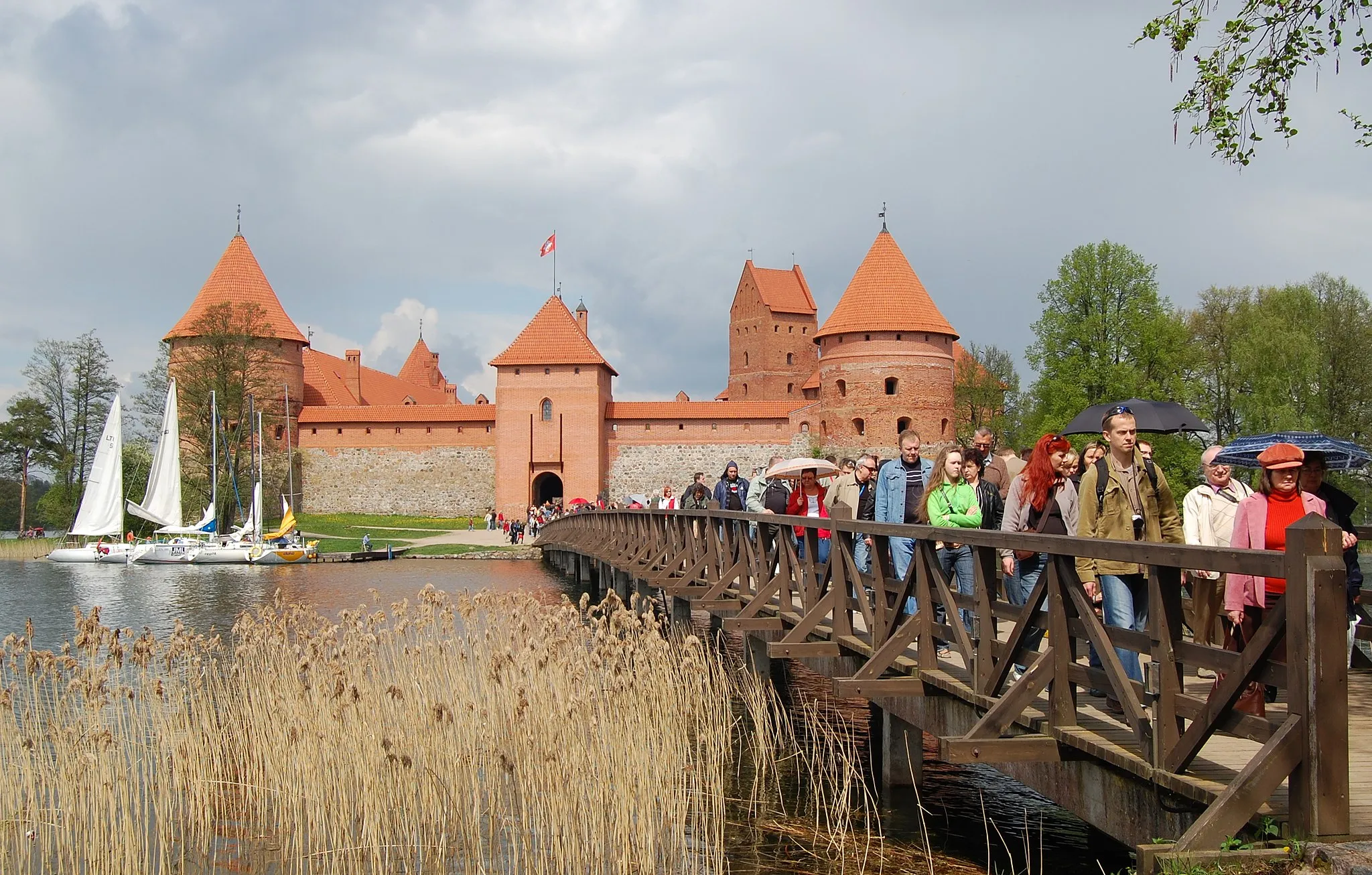 Photo showing: Trakai Island Castle, Lithuania during high tourism season, may 3, 2008.