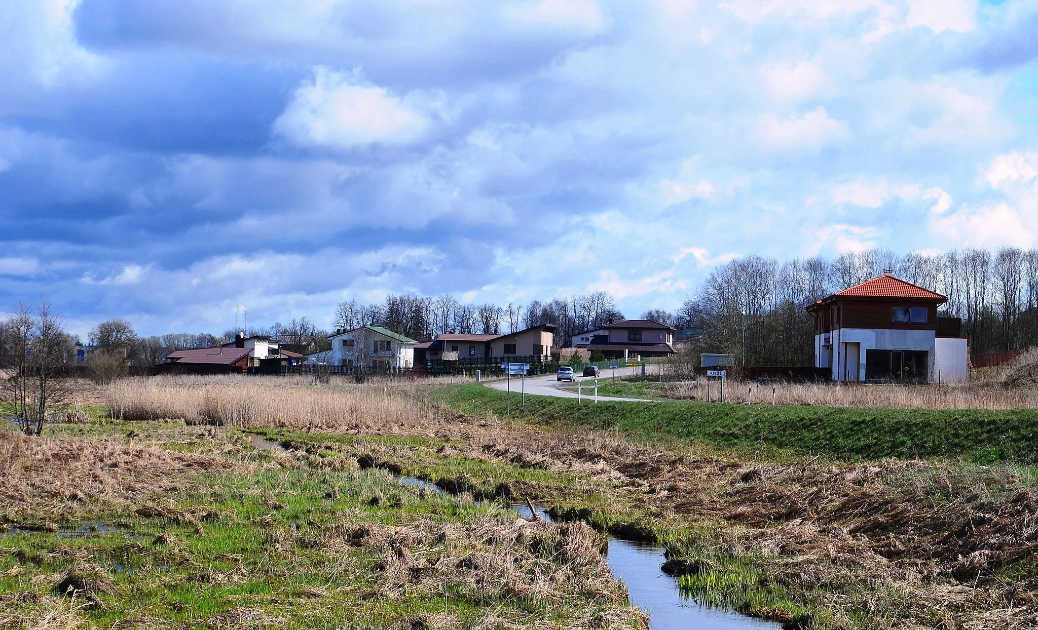 Photo showing: Riešės upė ir Riešės k., Vilniaus raj.