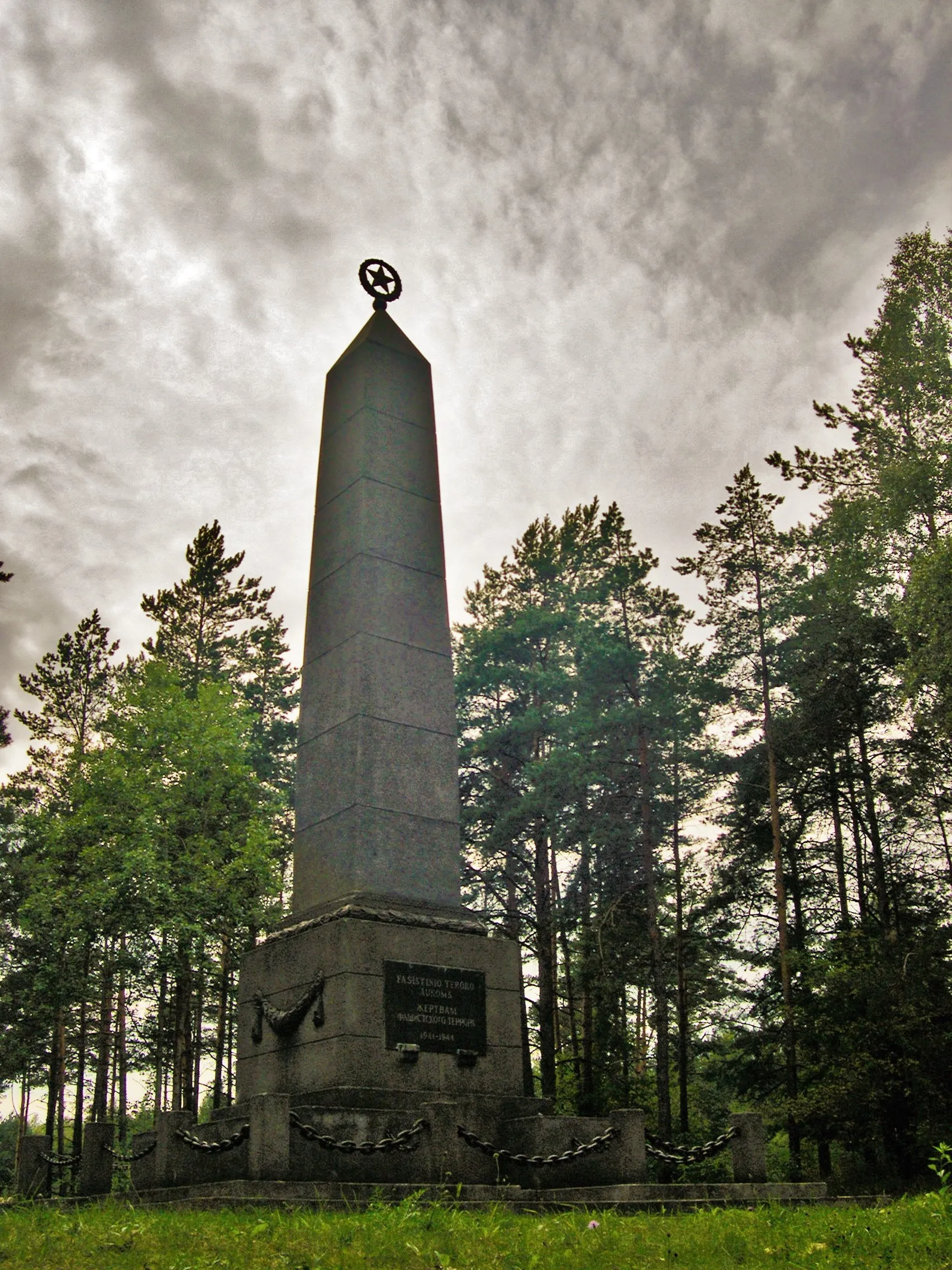 Photo showing: The monuments to the victims of Ponari massacre (called “victims of fascist terror” here, erected when Lithuania was still part of the Soviet Union replacing an earlier monument for the Jewish victims)