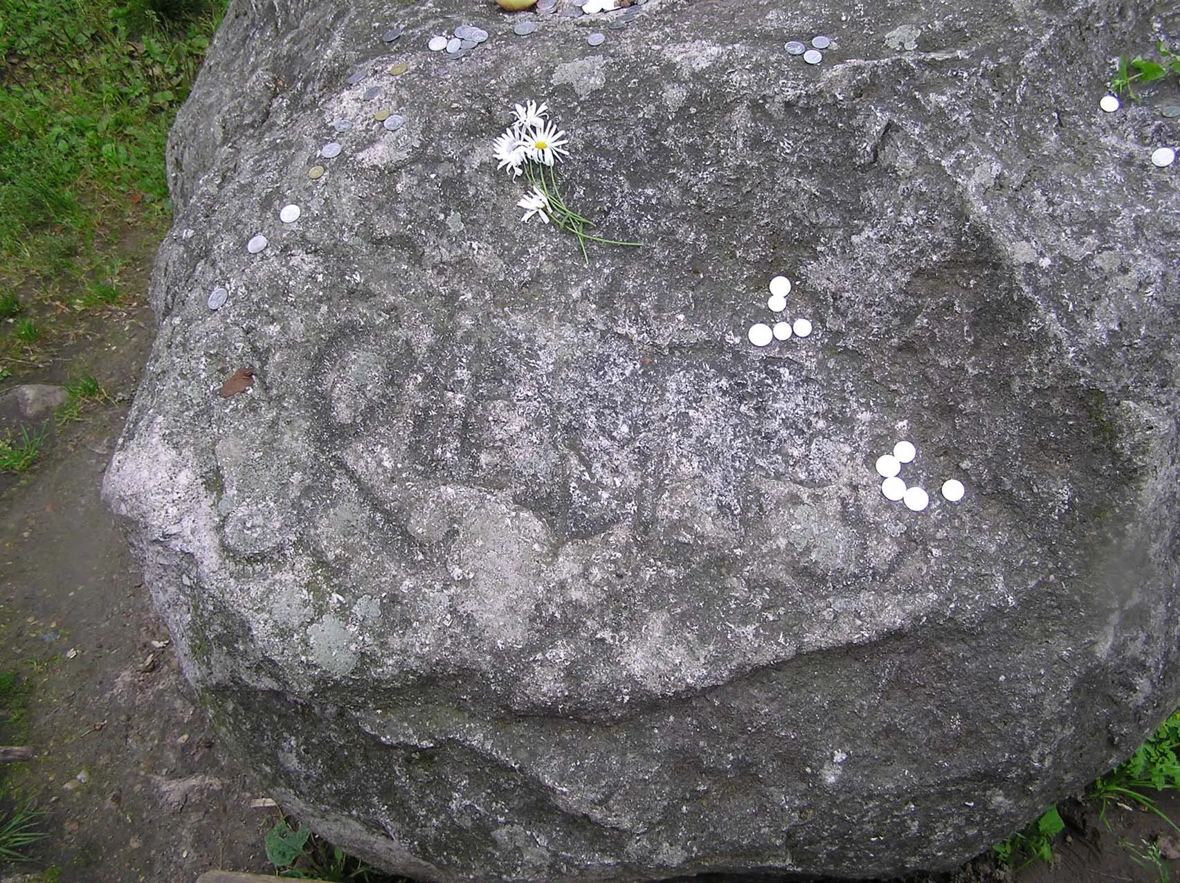 Photo showing: Neaiškios kilmės ženklai Airėnų akmenyje. 2006 m., G. Kulikausko fotografija
