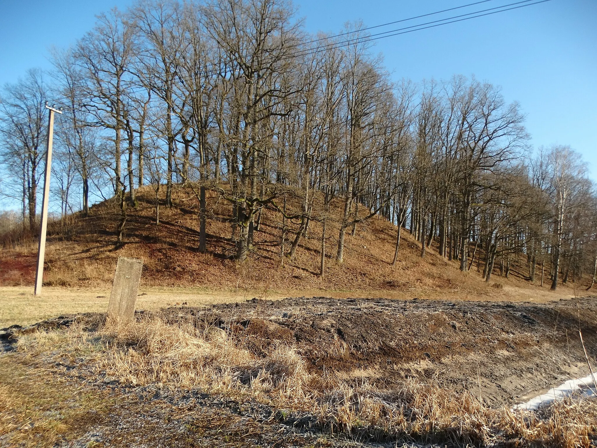 Photo showing: Nausodis II hillfort (Varkaliai hillforts), Plungė district, Lithuania