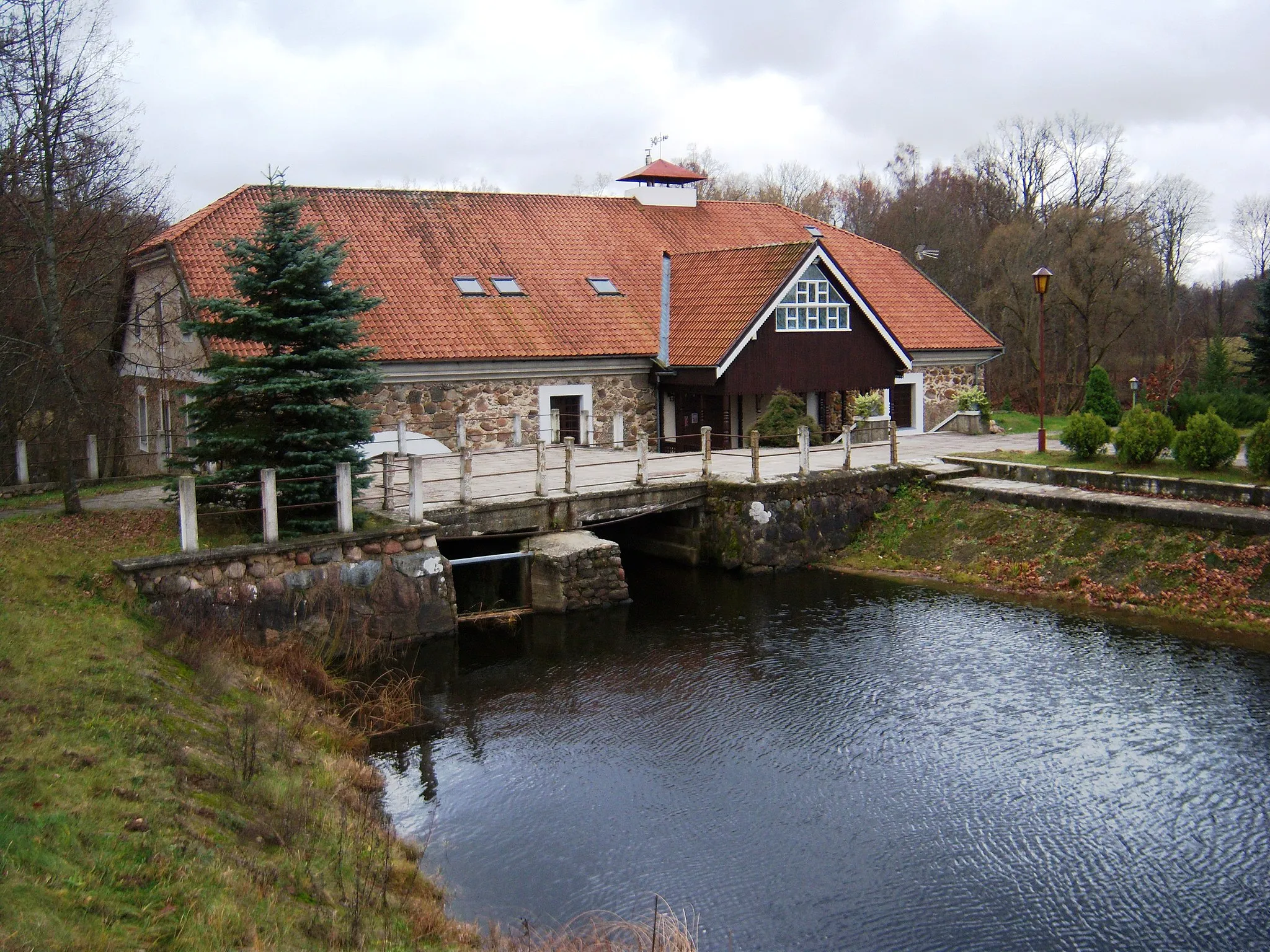 Photo showing: Former watermill in Vilkėnas, Šilutė District, Lithuania