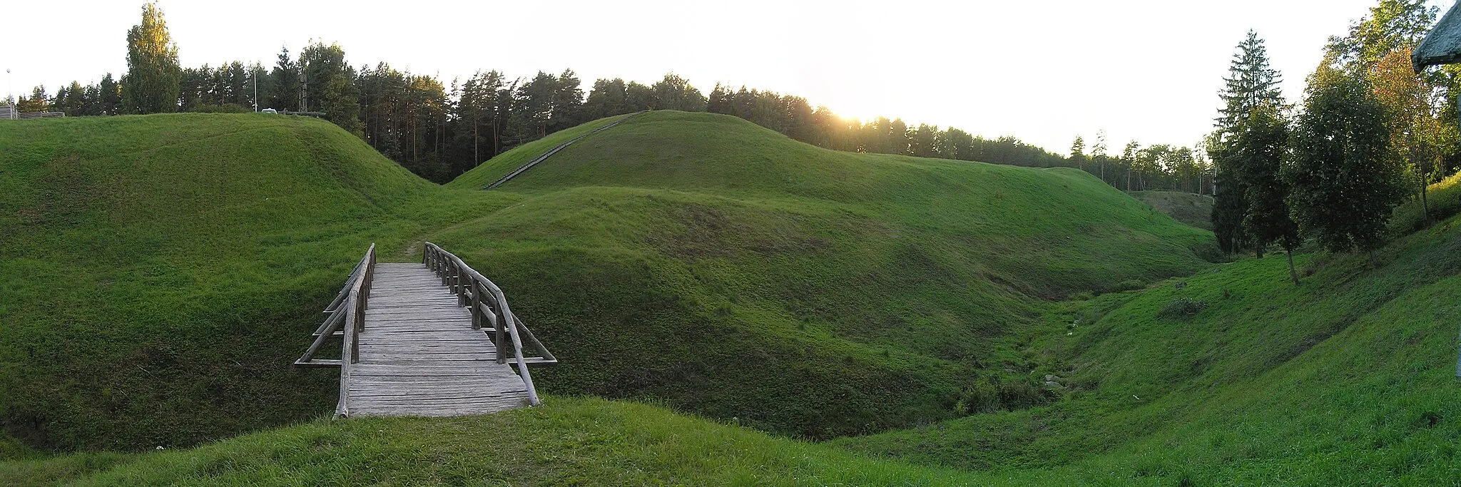 Photo showing: Šeiminyškėlių piliakalnis iš rytų pusės