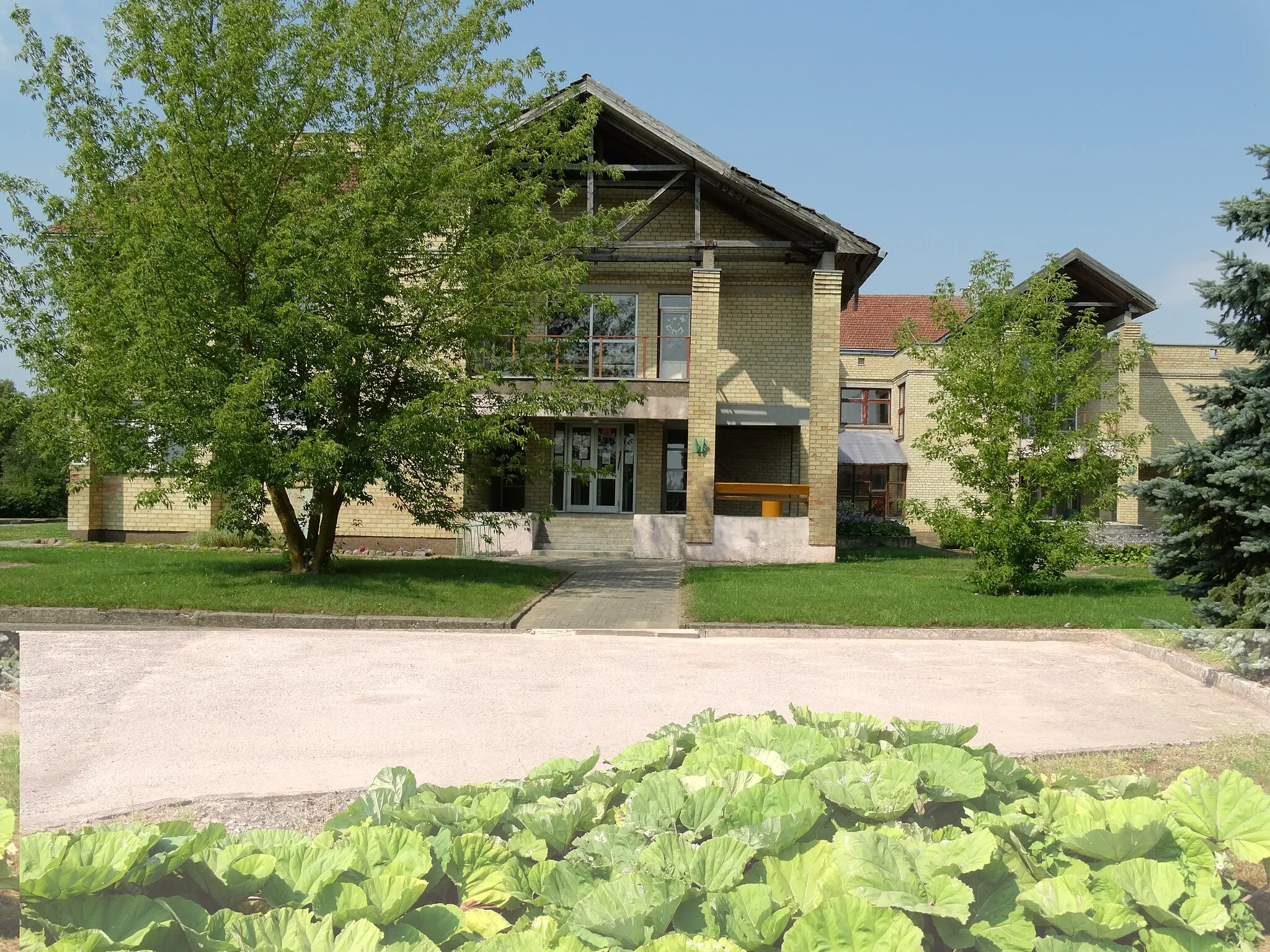 Photo showing: School, Gaižaičiai, Joniškis District, Lithuania