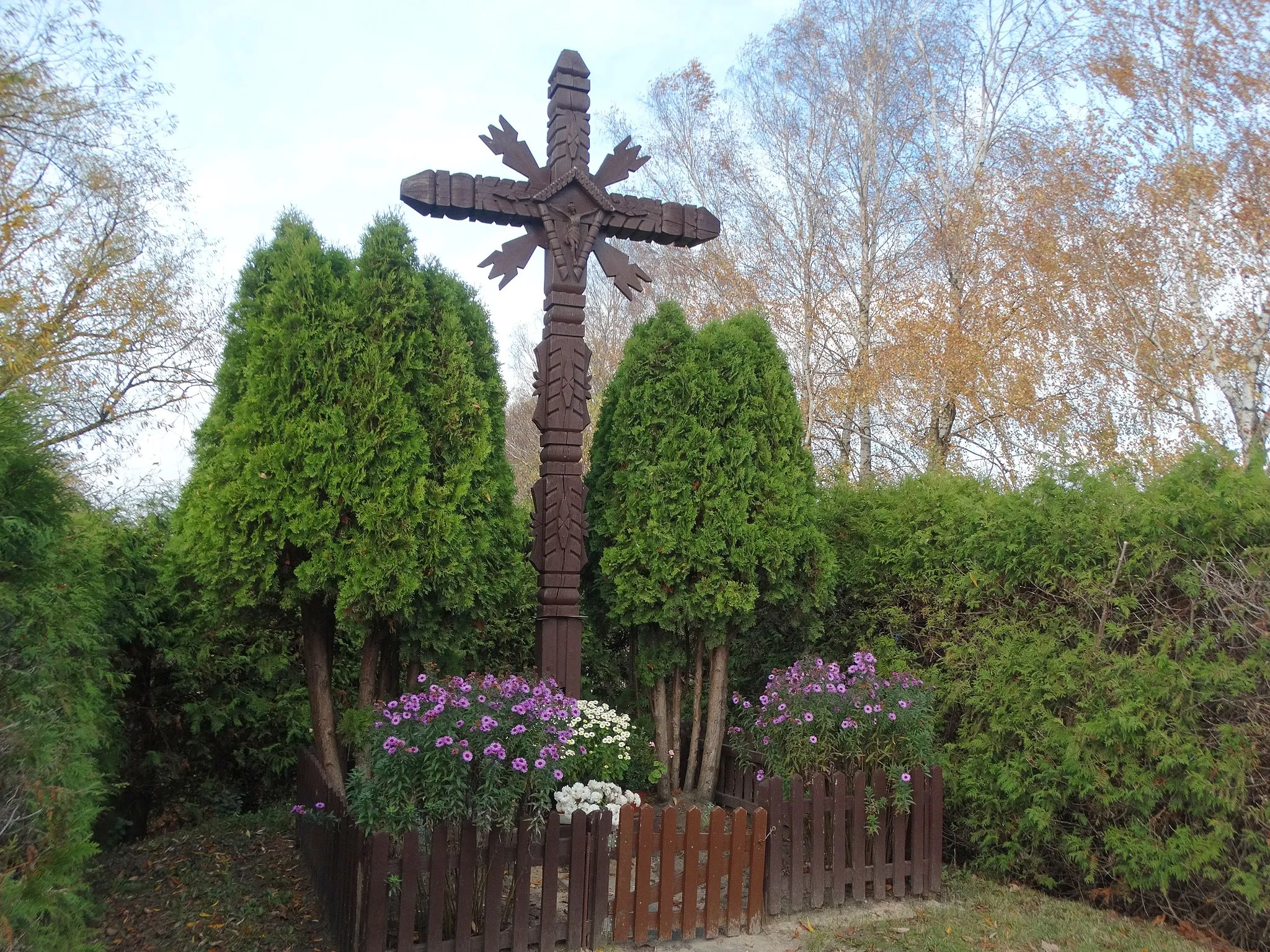 Photo showing: Miklusėnai, wooden cross, Alytus district, Lithuania