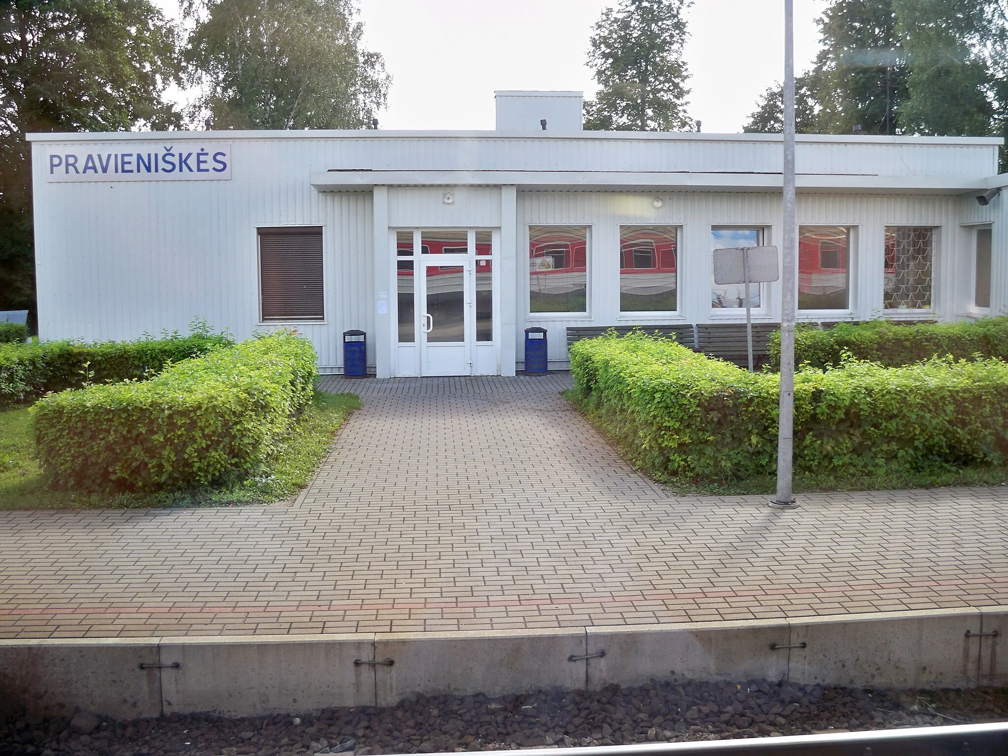 Photo showing: Pravieniškės train station.