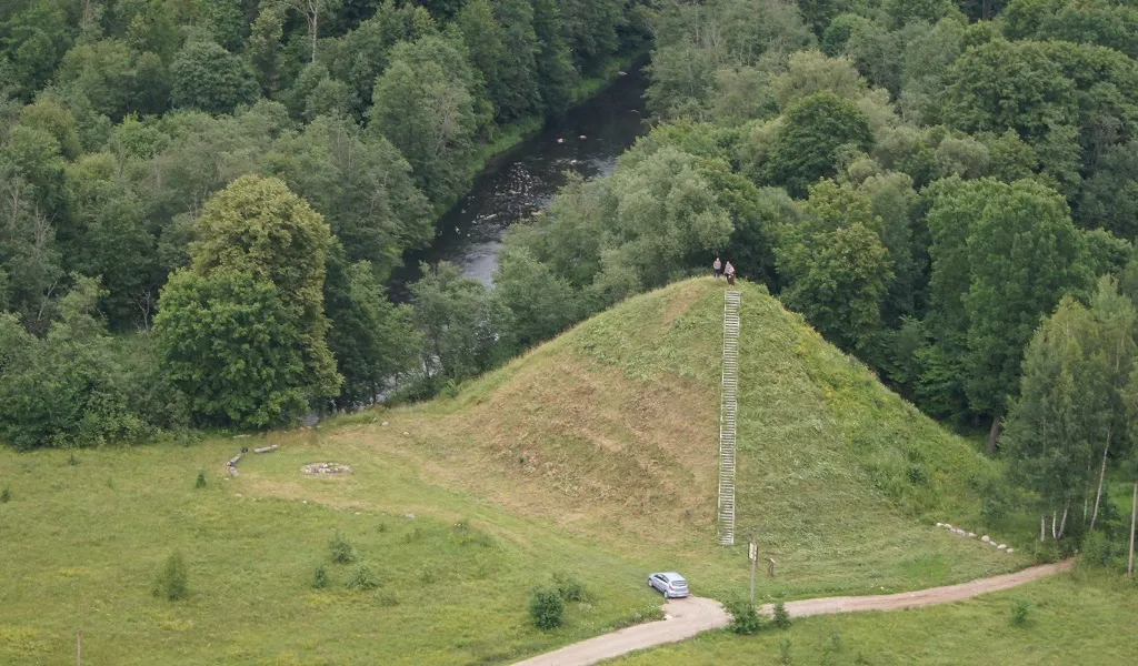 Photo showing: Hillfort Paverknių piliakalnis with river Verknė, Lihuania